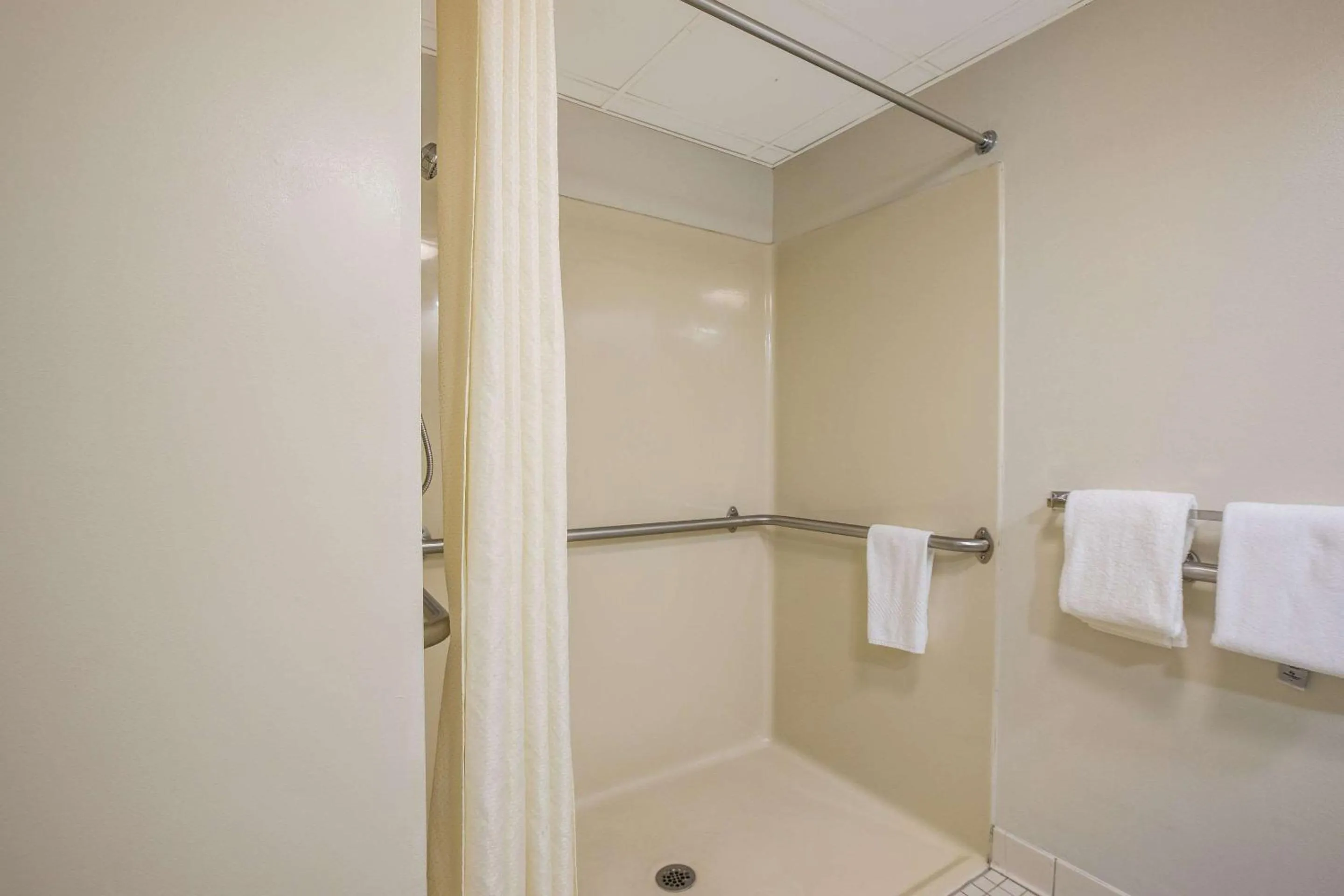 Bedroom in Clarion Pointe Sevierville-Pigeon Forge