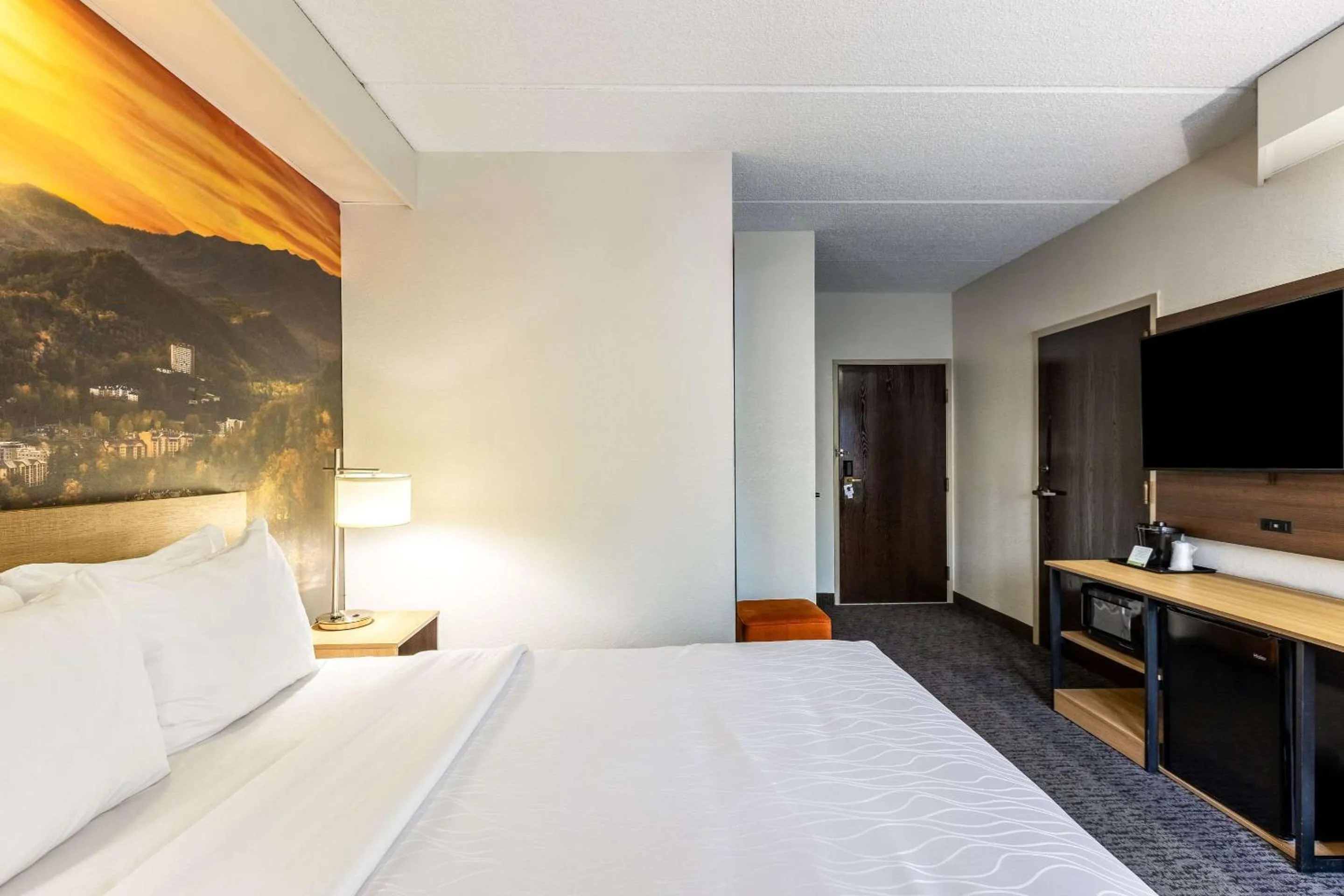 Bedroom, Bed in Clarion Pointe Sevierville-Pigeon Forge