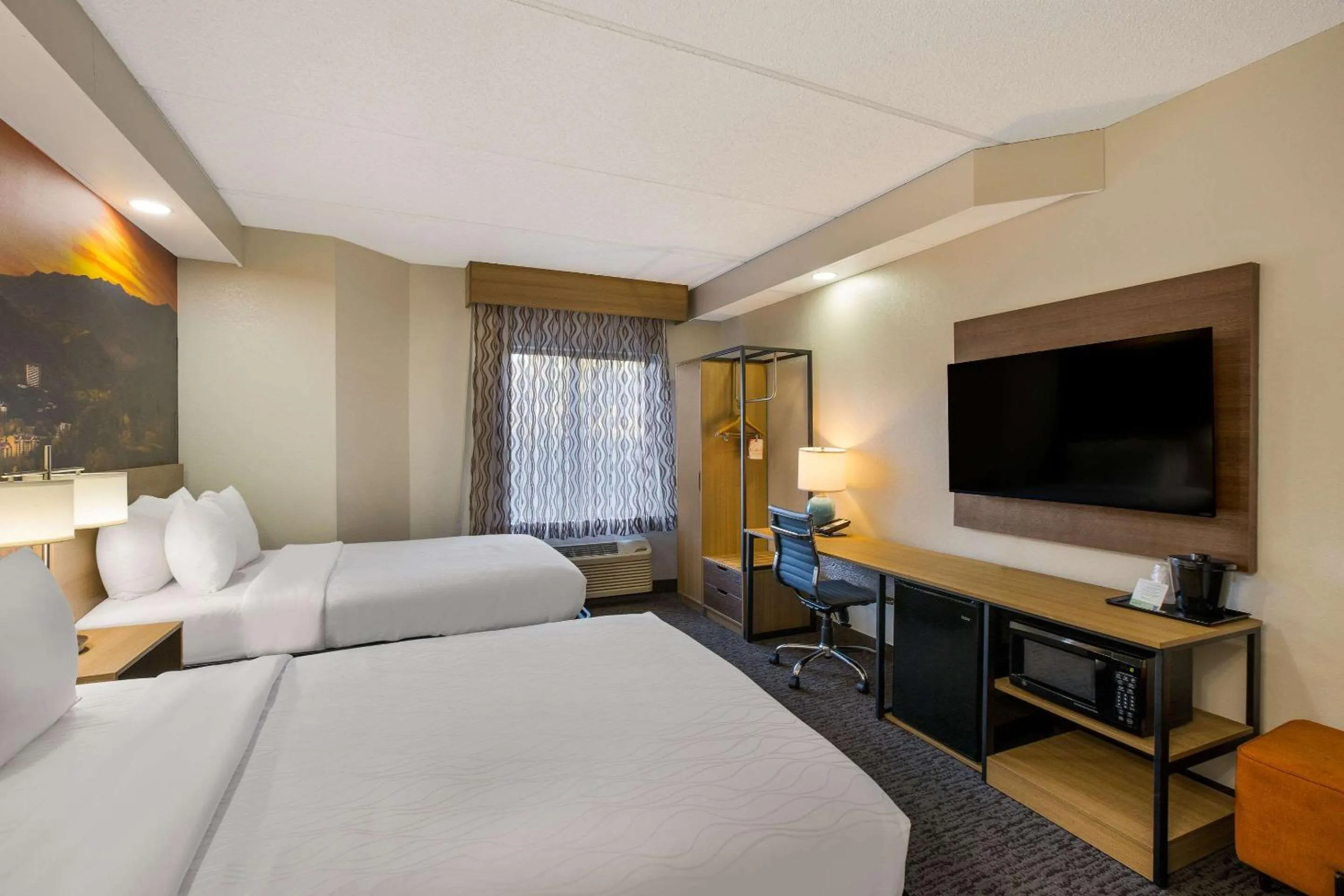 Bedroom, Bed in Clarion Pointe Sevierville-Pigeon Forge