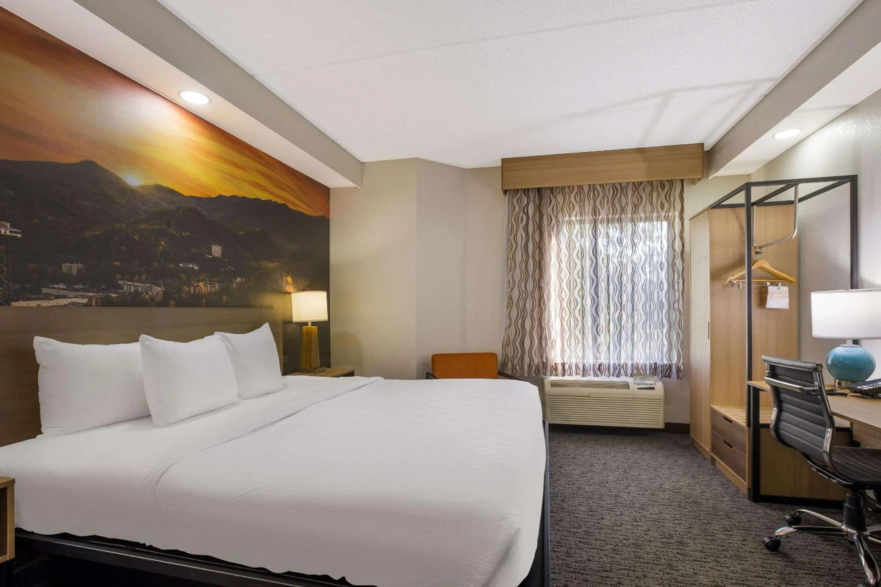 Bedroom, Bed in Clarion Pointe Sevierville-Pigeon Forge