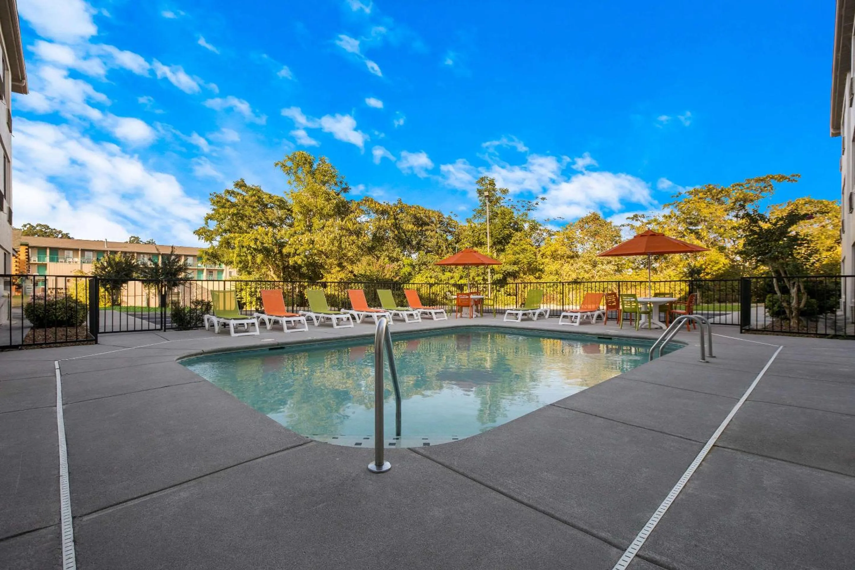 Swimming pool in Clarion Pointe Sevierville-Pigeon Forge