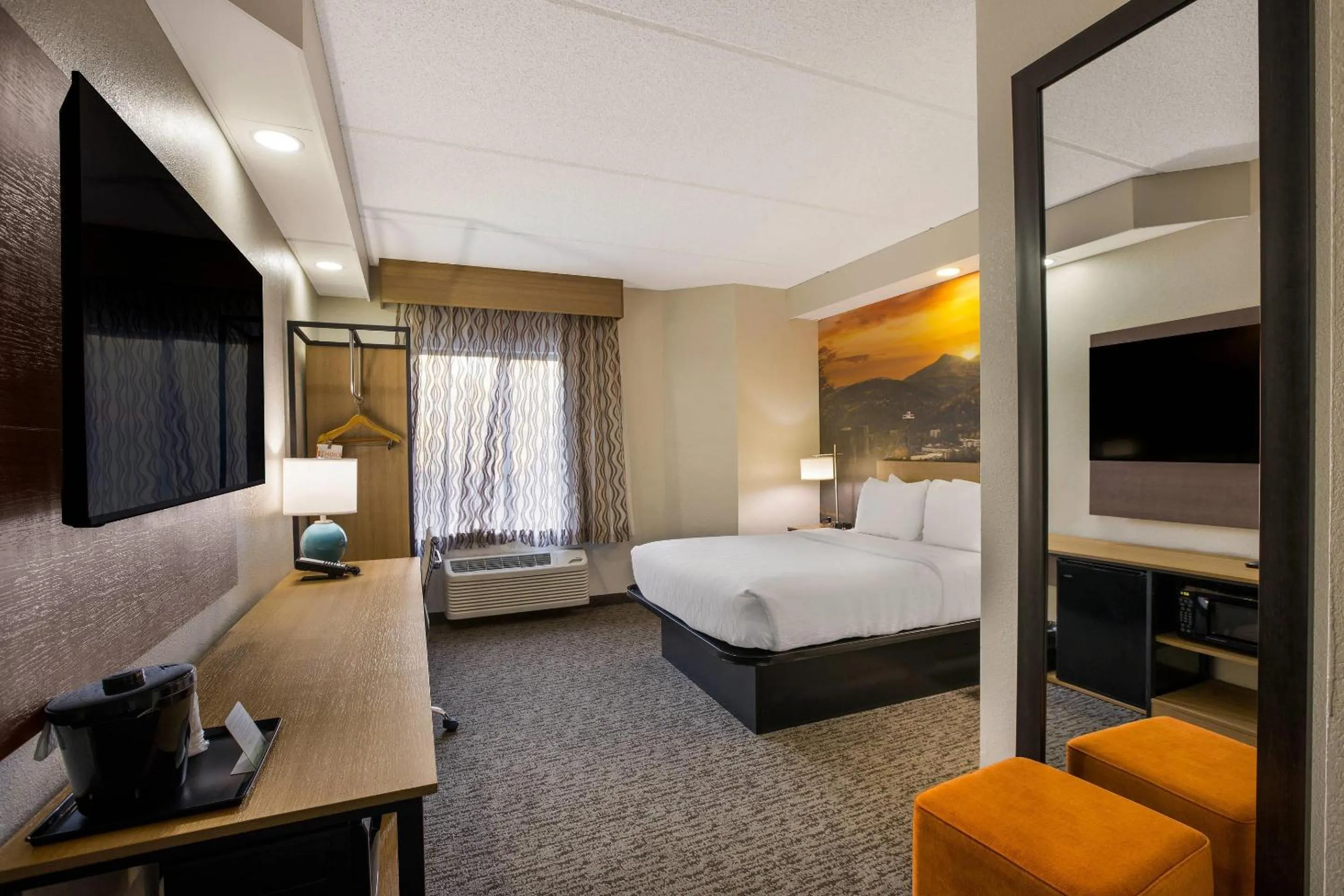 Bedroom, Bed in Clarion Pointe Sevierville-Pigeon Forge