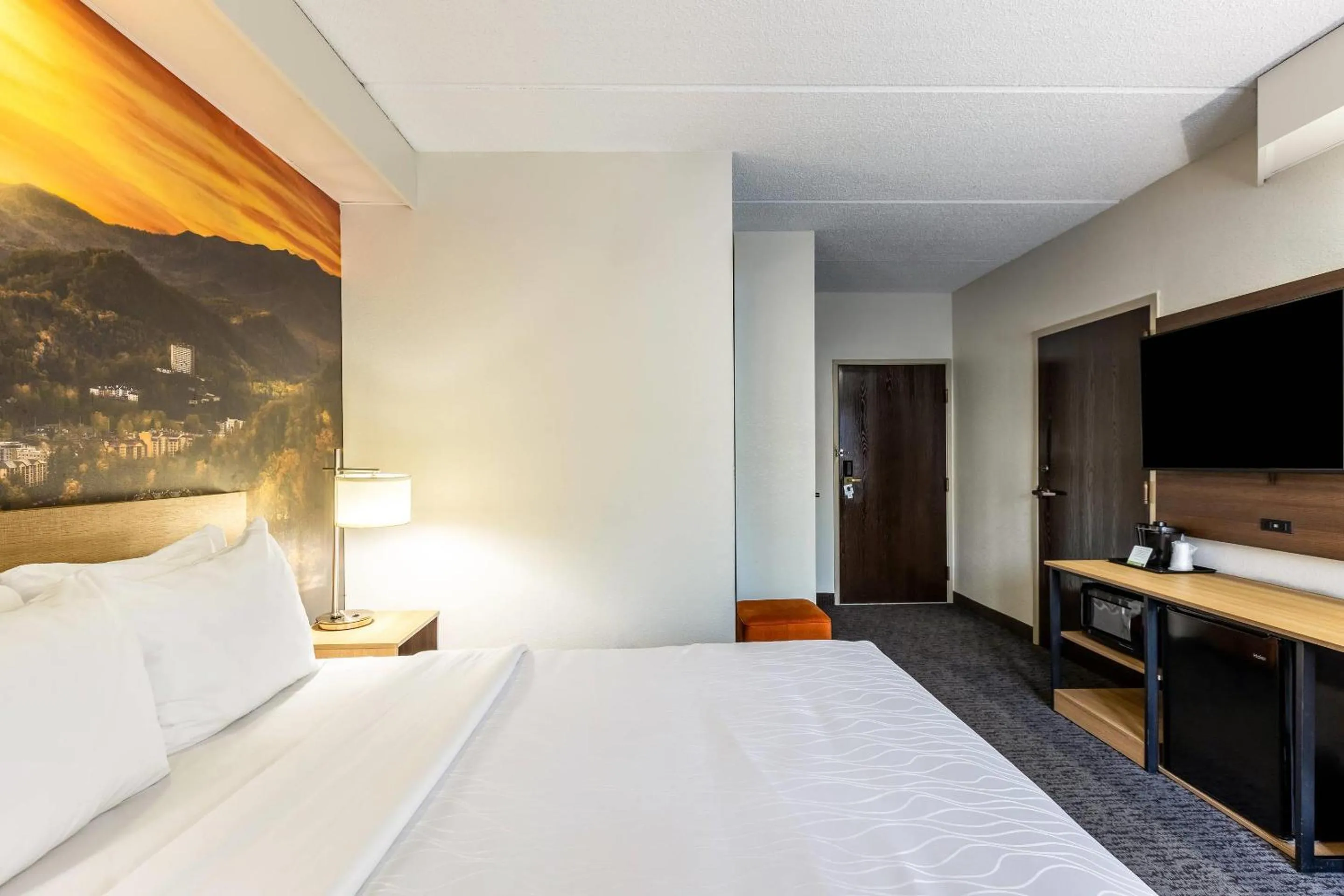 Bedroom, Bed in Clarion Pointe Sevierville-Pigeon Forge