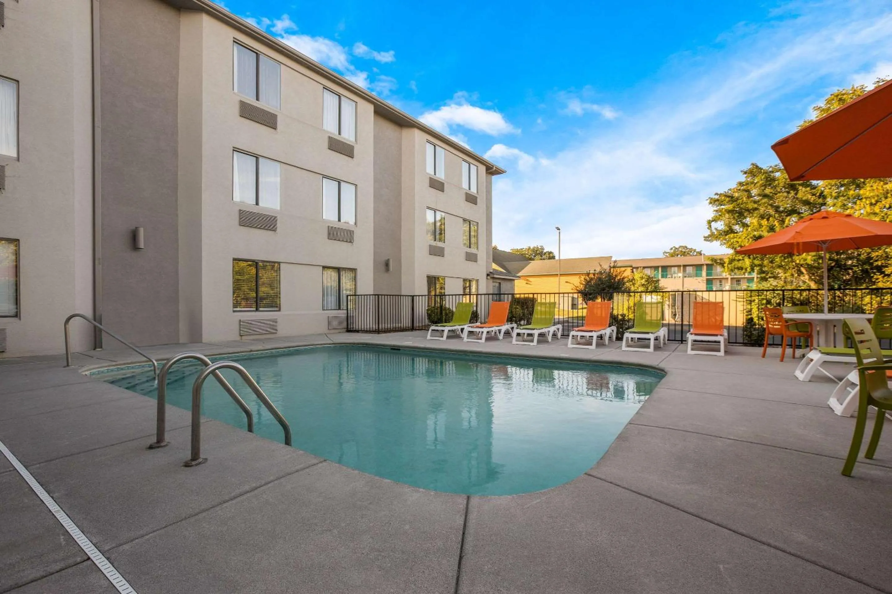 Swimming pool in Clarion Pointe Sevierville-Pigeon Forge