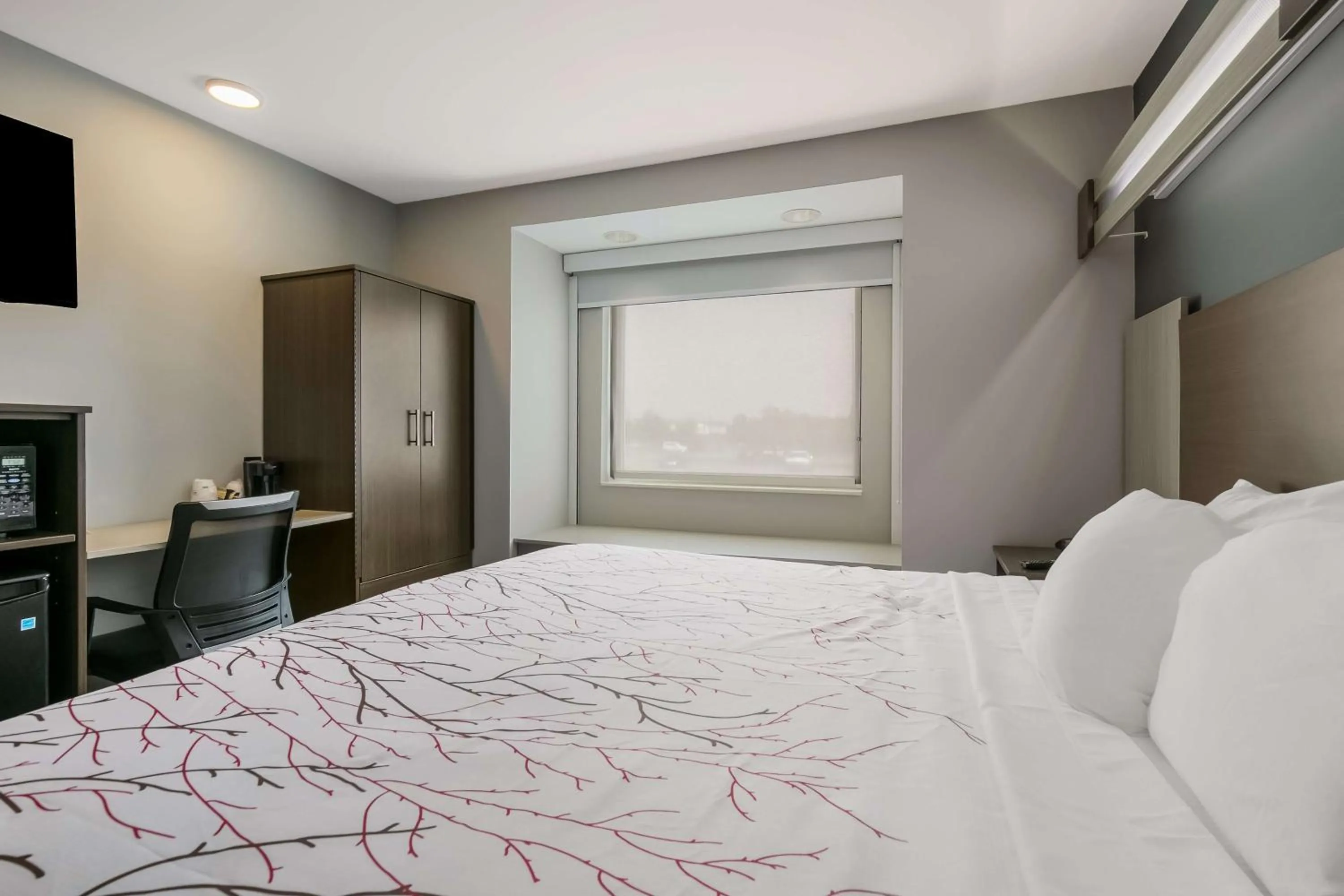 Bedroom, Bed in SureStay Plus Hotel by Best Western Sevierville