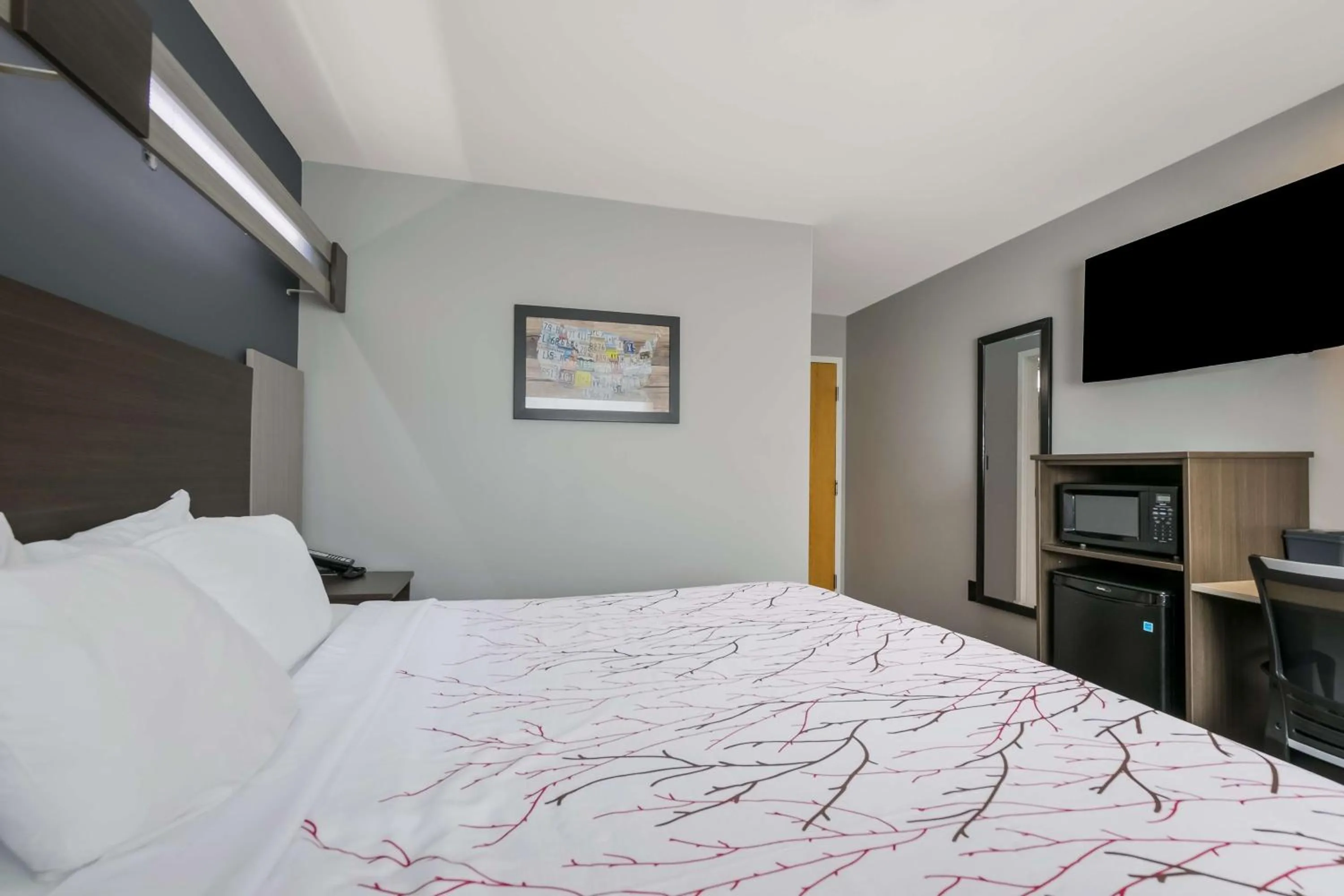 Bedroom, Bed in SureStay Plus Hotel by Best Western Sevierville