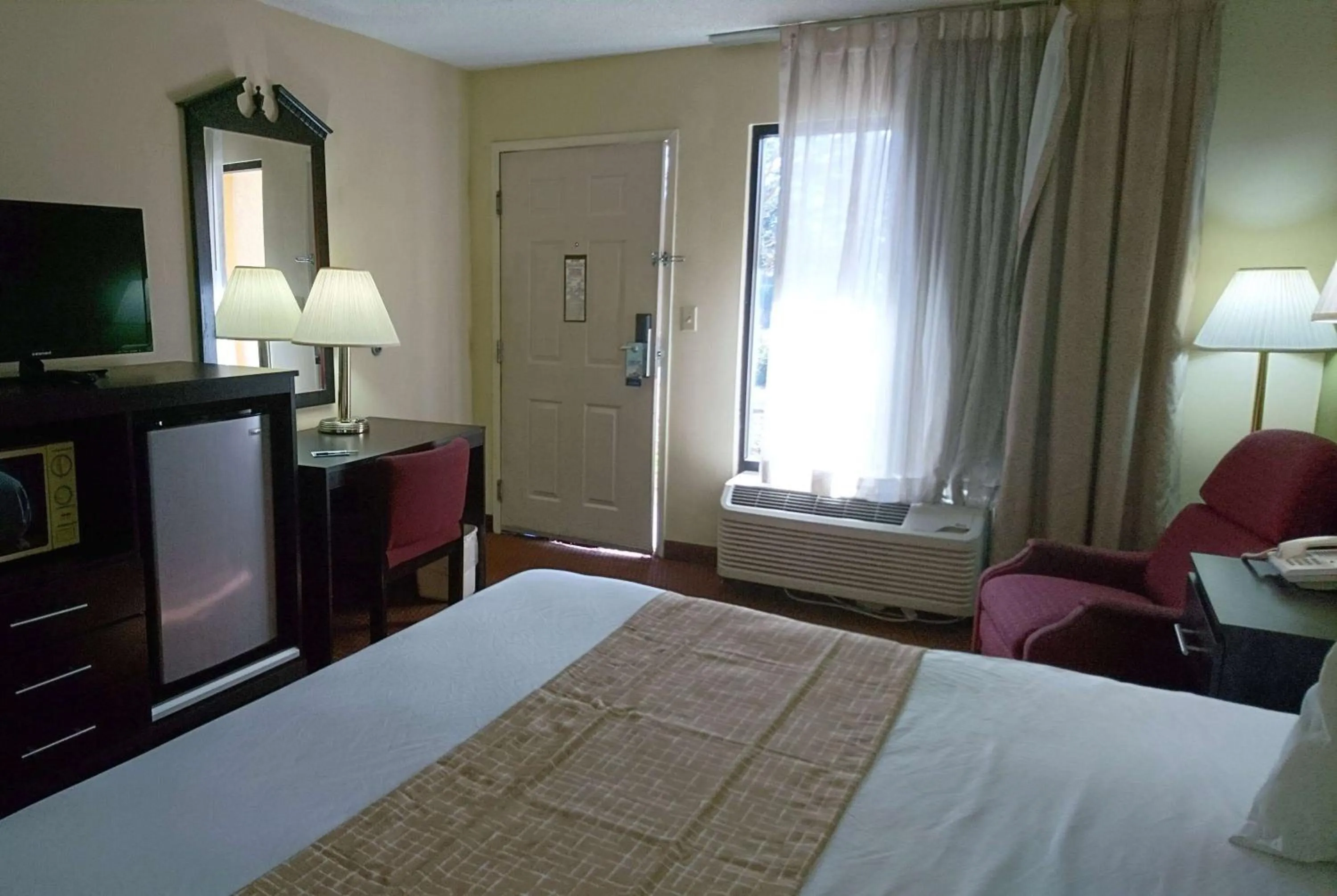 Photo of the whole room, Bed in Travelodge by Wyndham Knoxville East