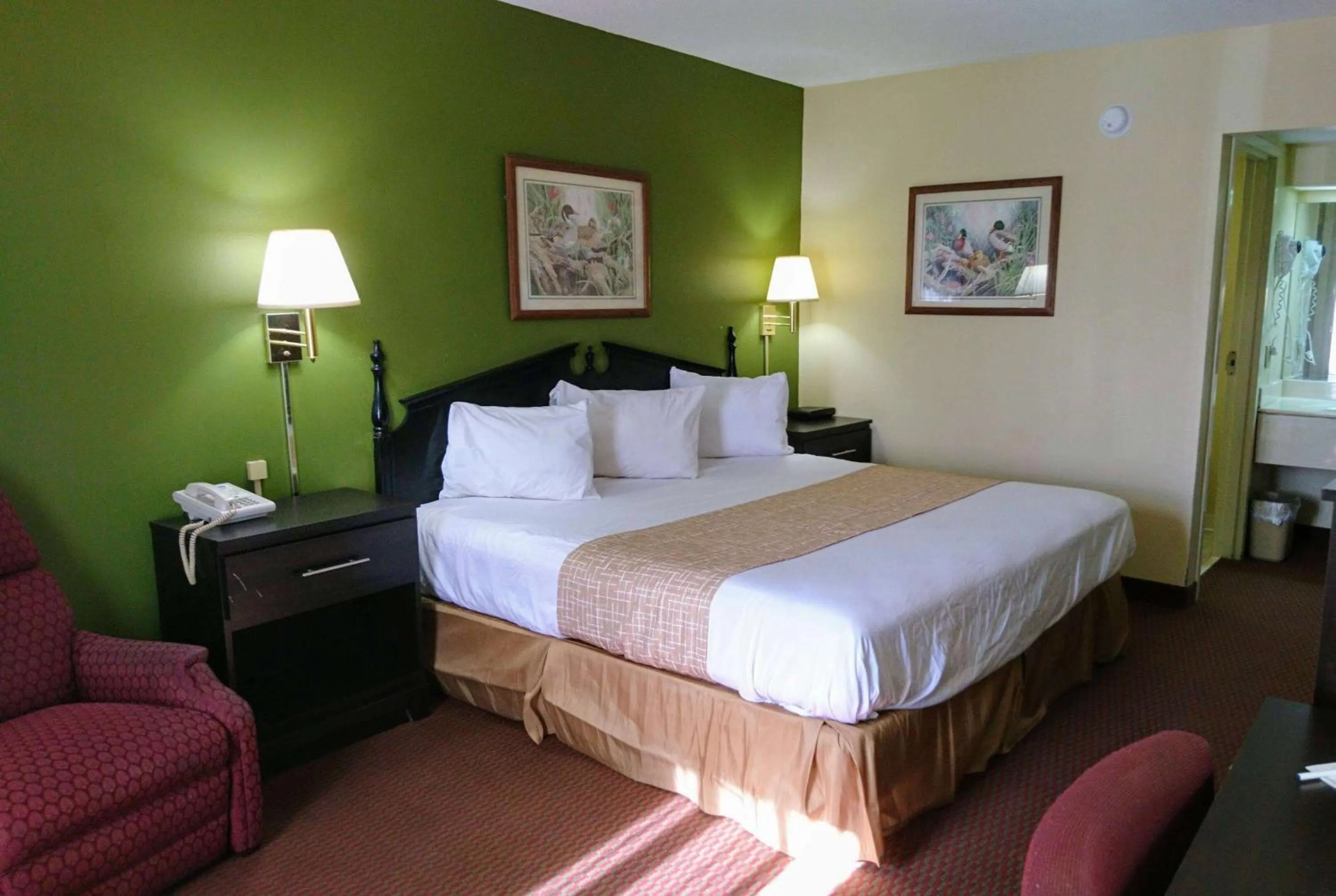 Photo of the whole room, Bed in Travelodge by Wyndham Knoxville East