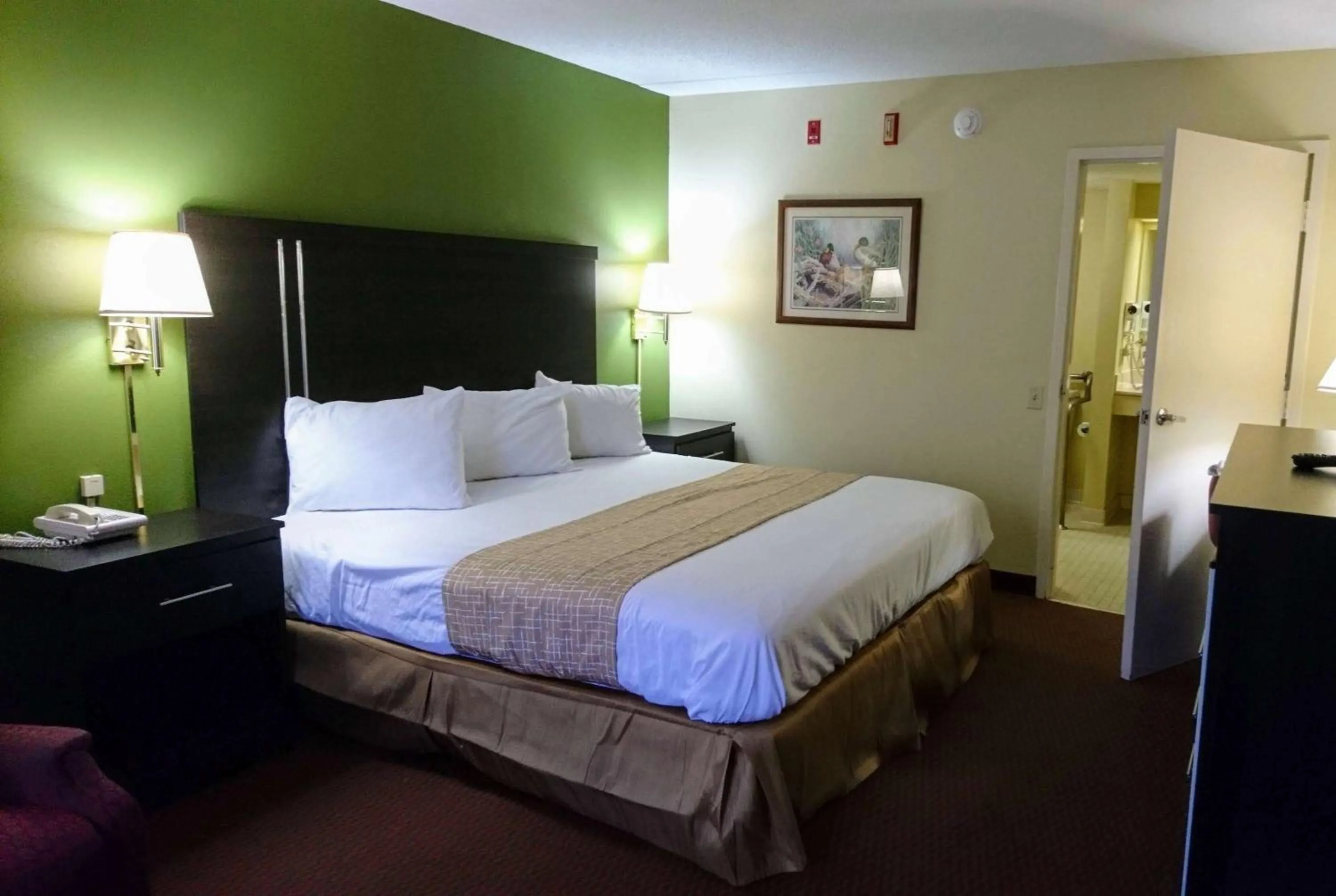 Photo of the whole room, Bed in Travelodge by Wyndham Knoxville East