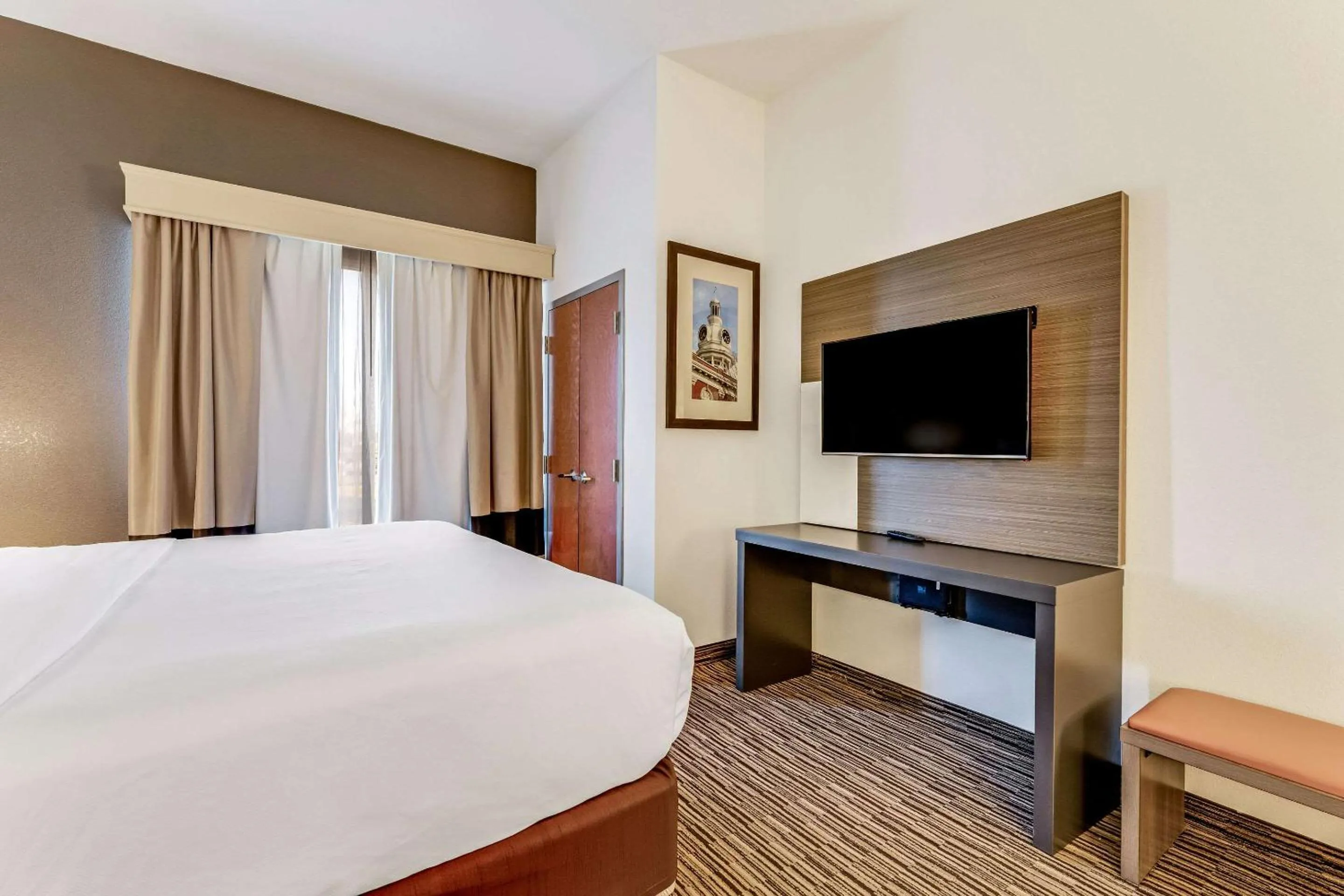 Bedroom, Bed in Comfort Suites Murfreesboro Shopping District