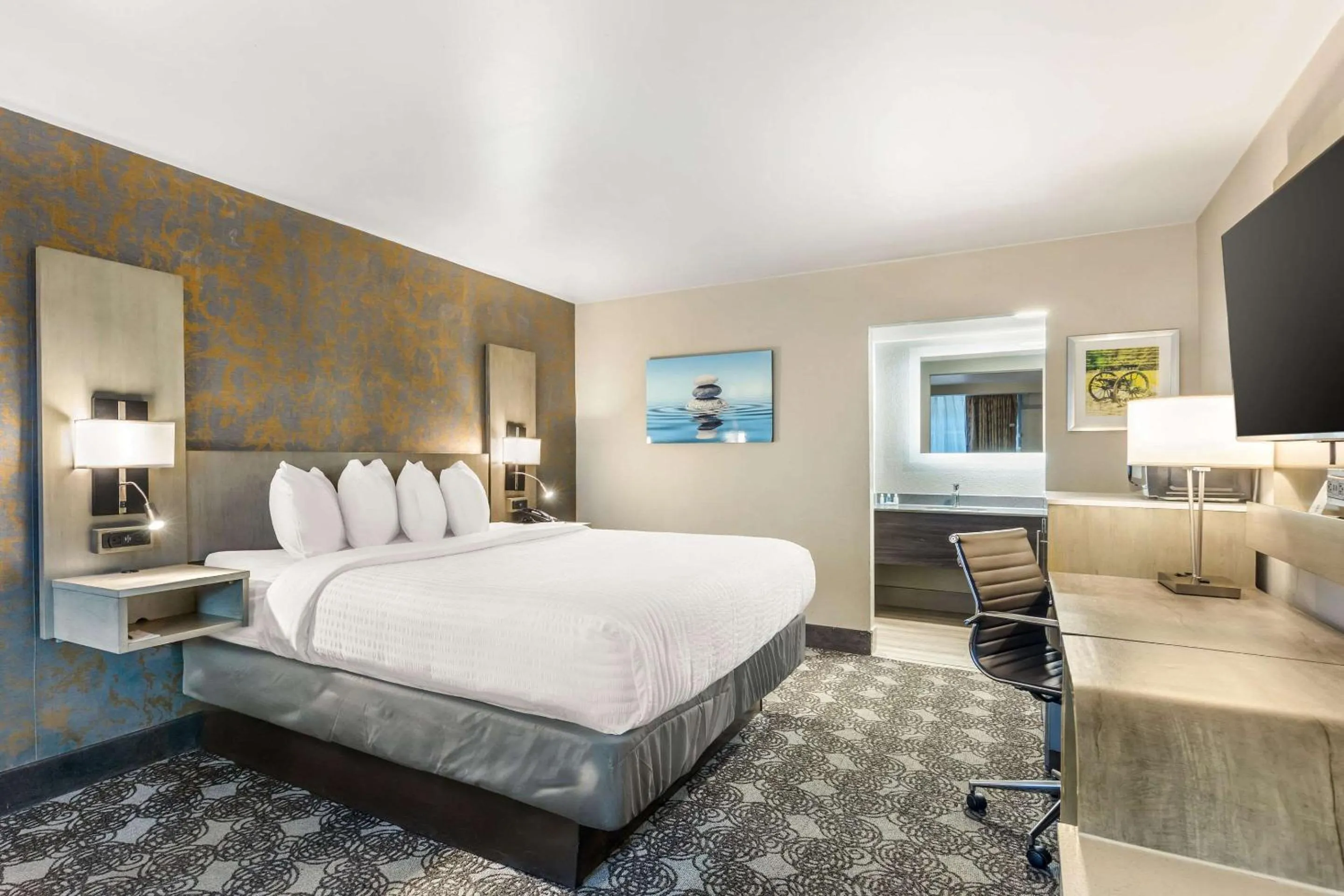 Bedroom, Bed in Clarion Inn Murfreesboro Old Fort Pkwy