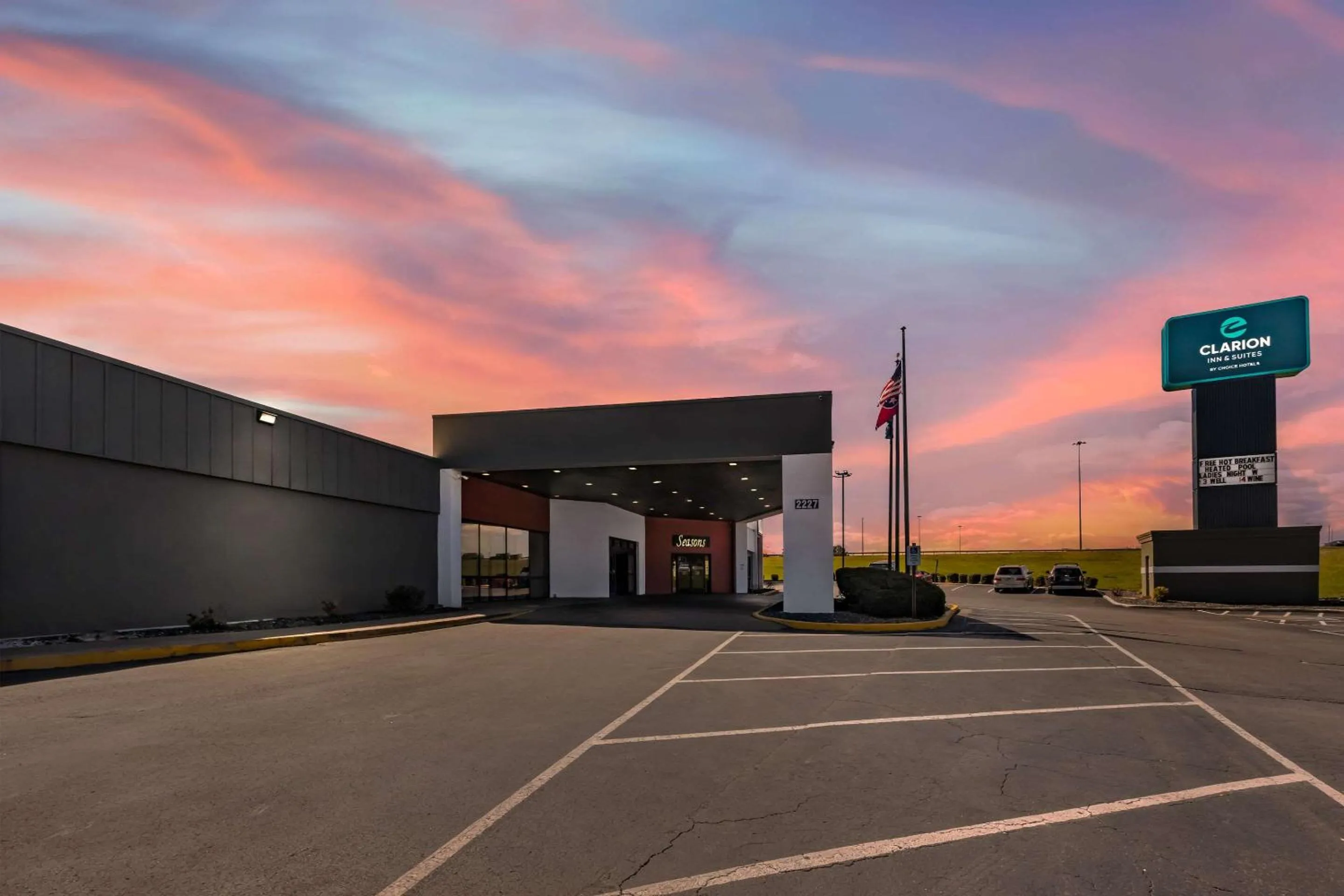 Property building in Clarion Inn Murfreesboro Old Fort Pkwy