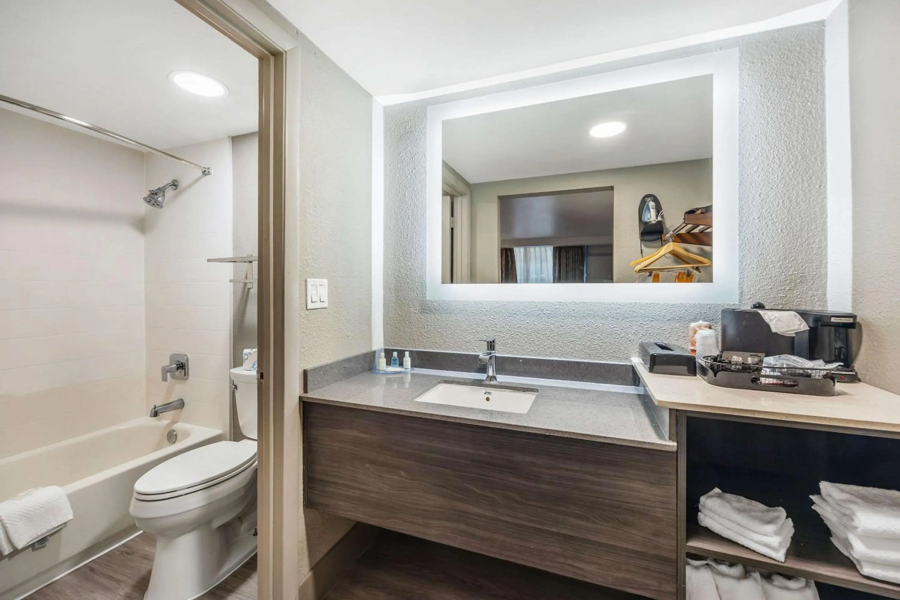 Bedroom in Clarion Inn Murfreesboro Old Fort Pkwy