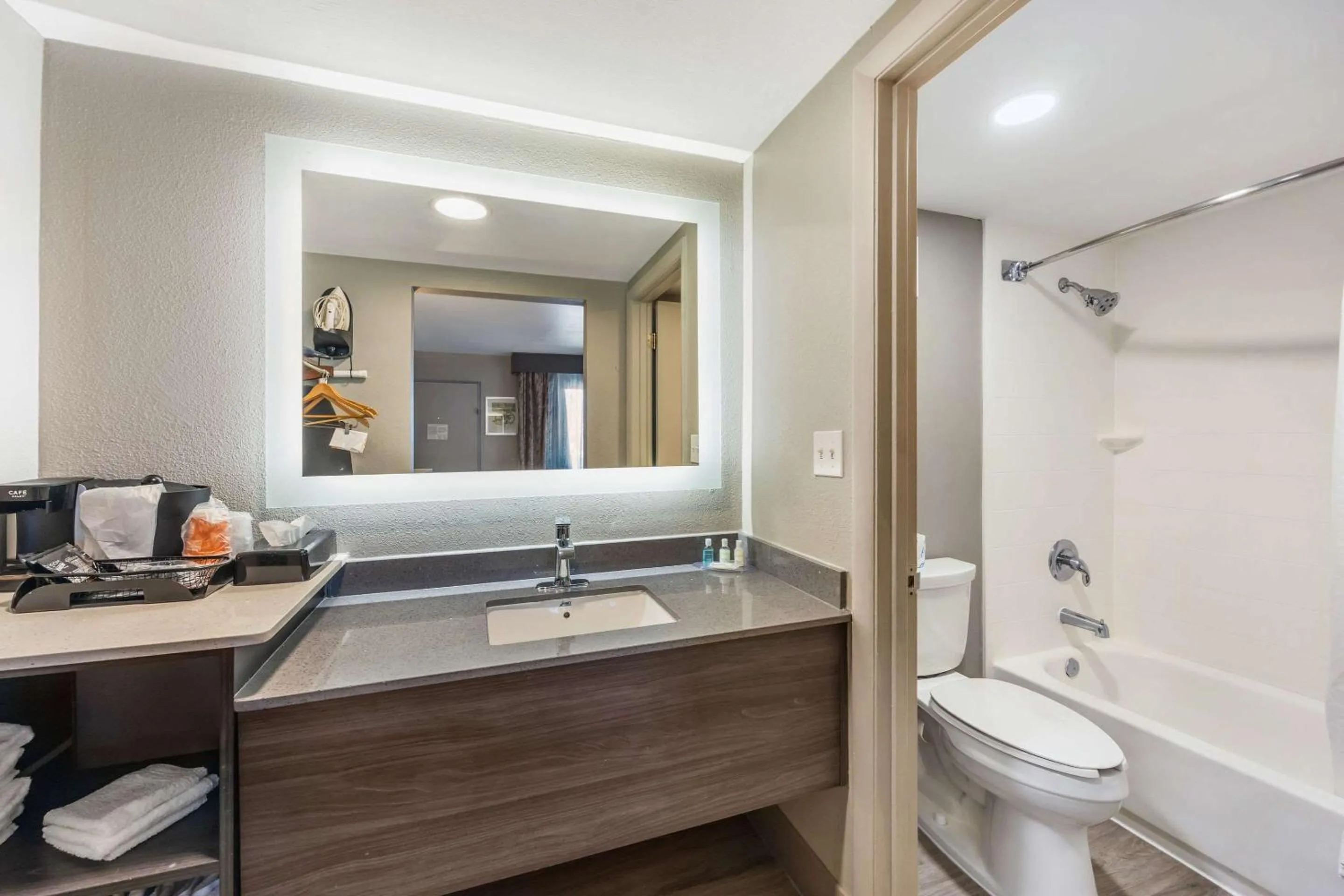 Bedroom in Clarion Inn Murfreesboro Old Fort Pkwy