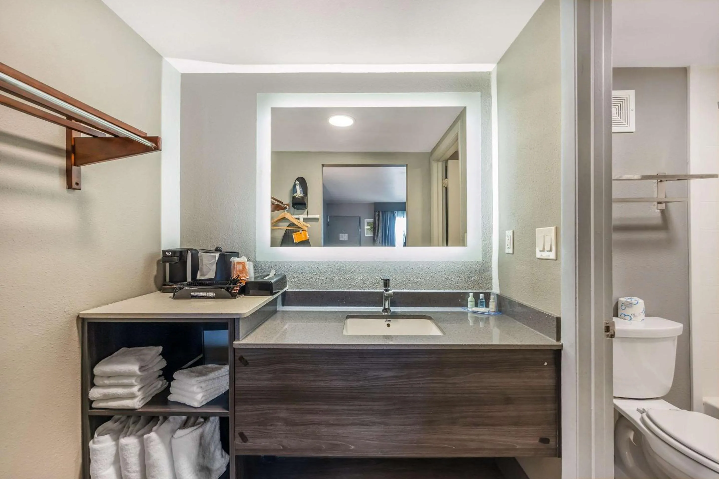 Bedroom in Clarion Inn Murfreesboro Old Fort Pkwy