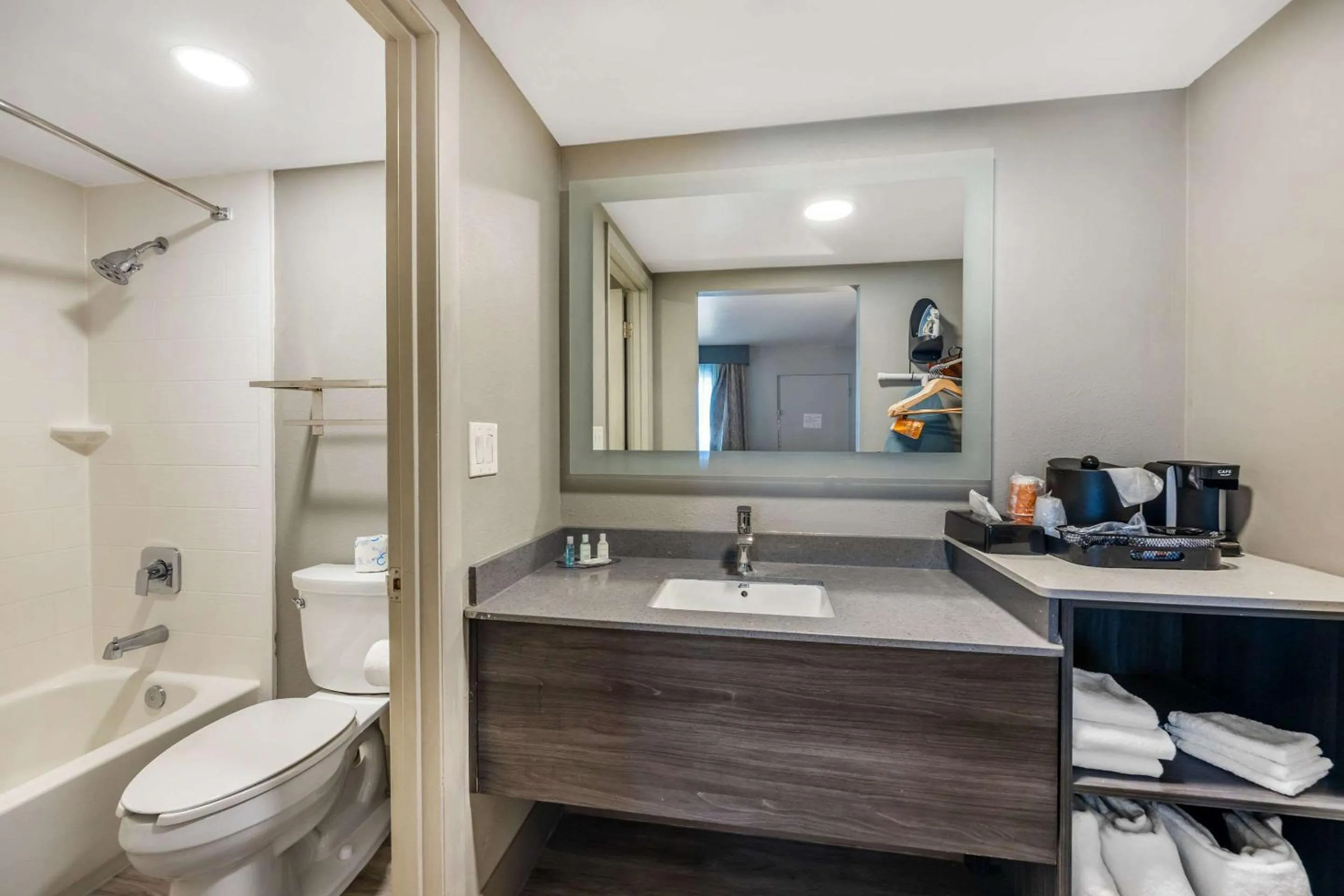 Bedroom in Clarion Inn Murfreesboro Old Fort Pkwy