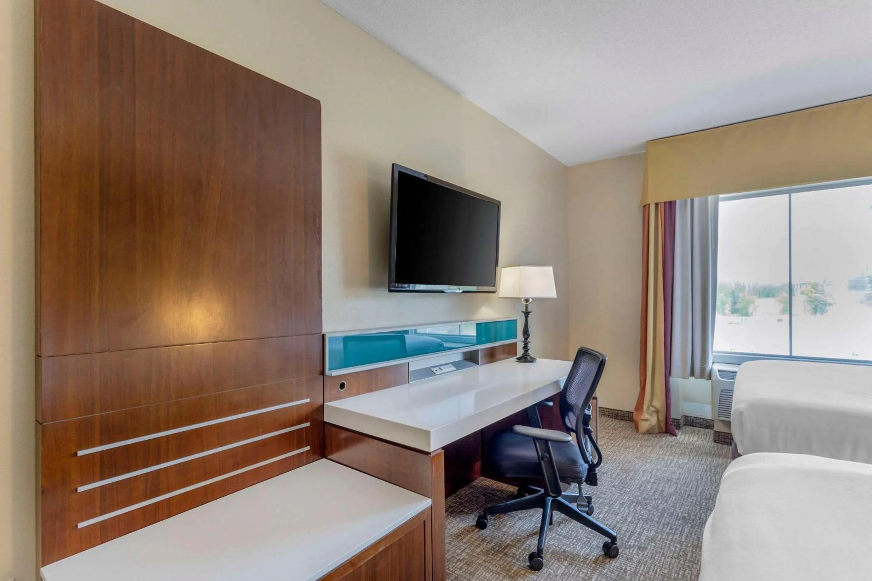 Bedroom in Comfort Suites Knoxville East