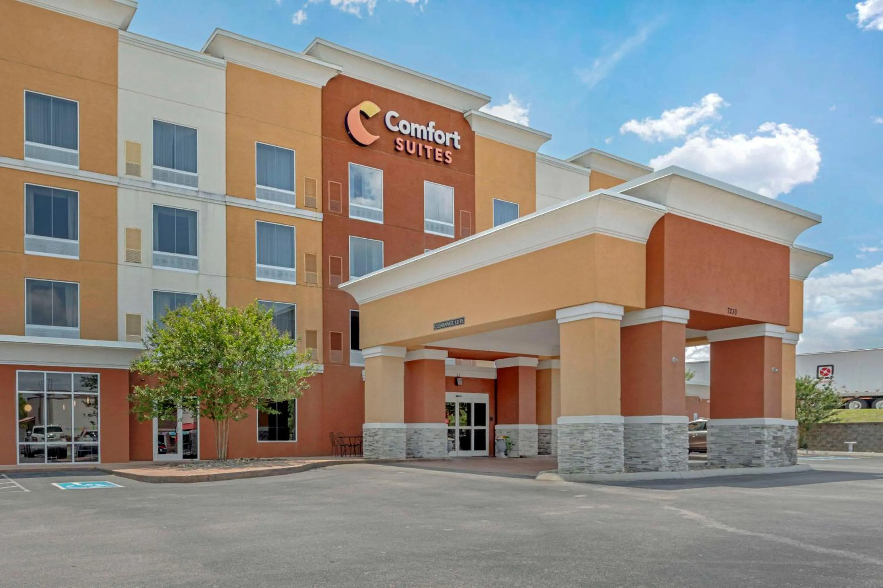 Property building in Comfort Suites Knoxville East