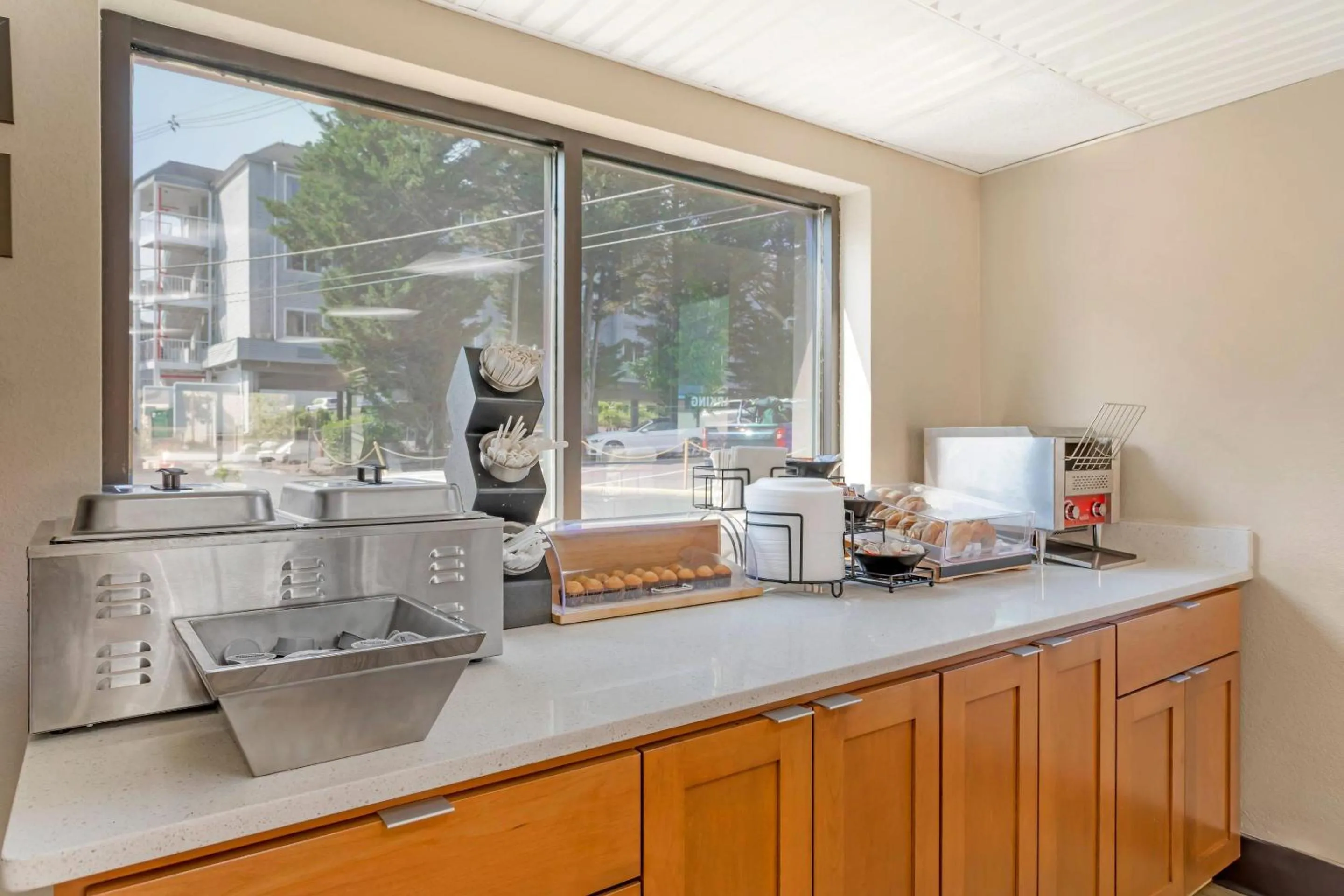 Breakfast in Econo Lodge Inn & Suites Gatlinburg at the Convention Center