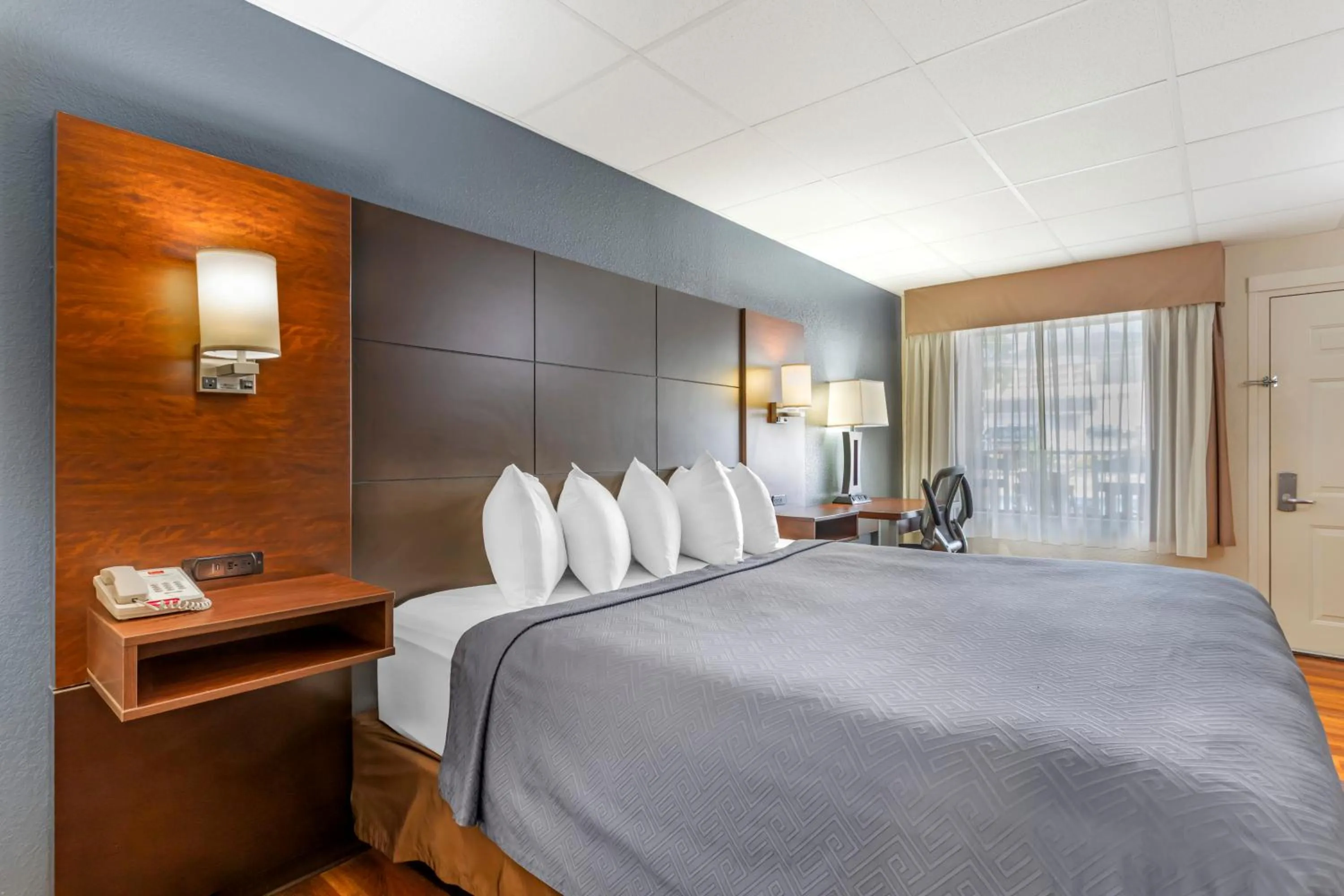 Photo of the whole room, Bed in Econo Lodge Inn & Suites Gatlinburg at the Convention Center