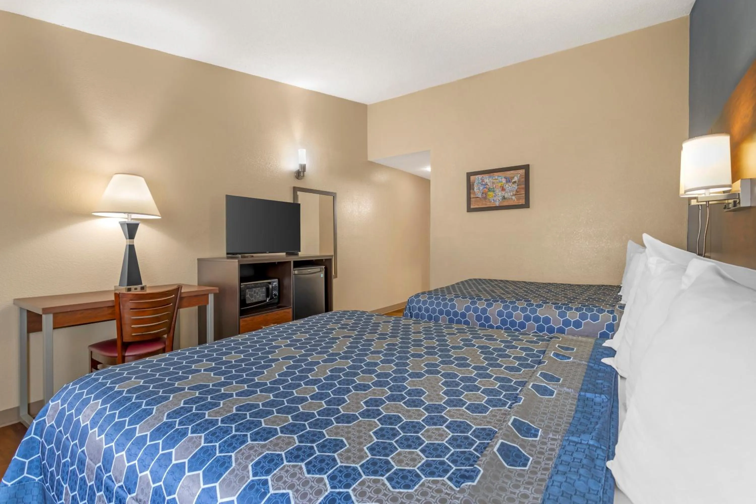 TV and multimedia, Bed in Econo Lodge Inn & Suites Gatlinburg at the Convention Center