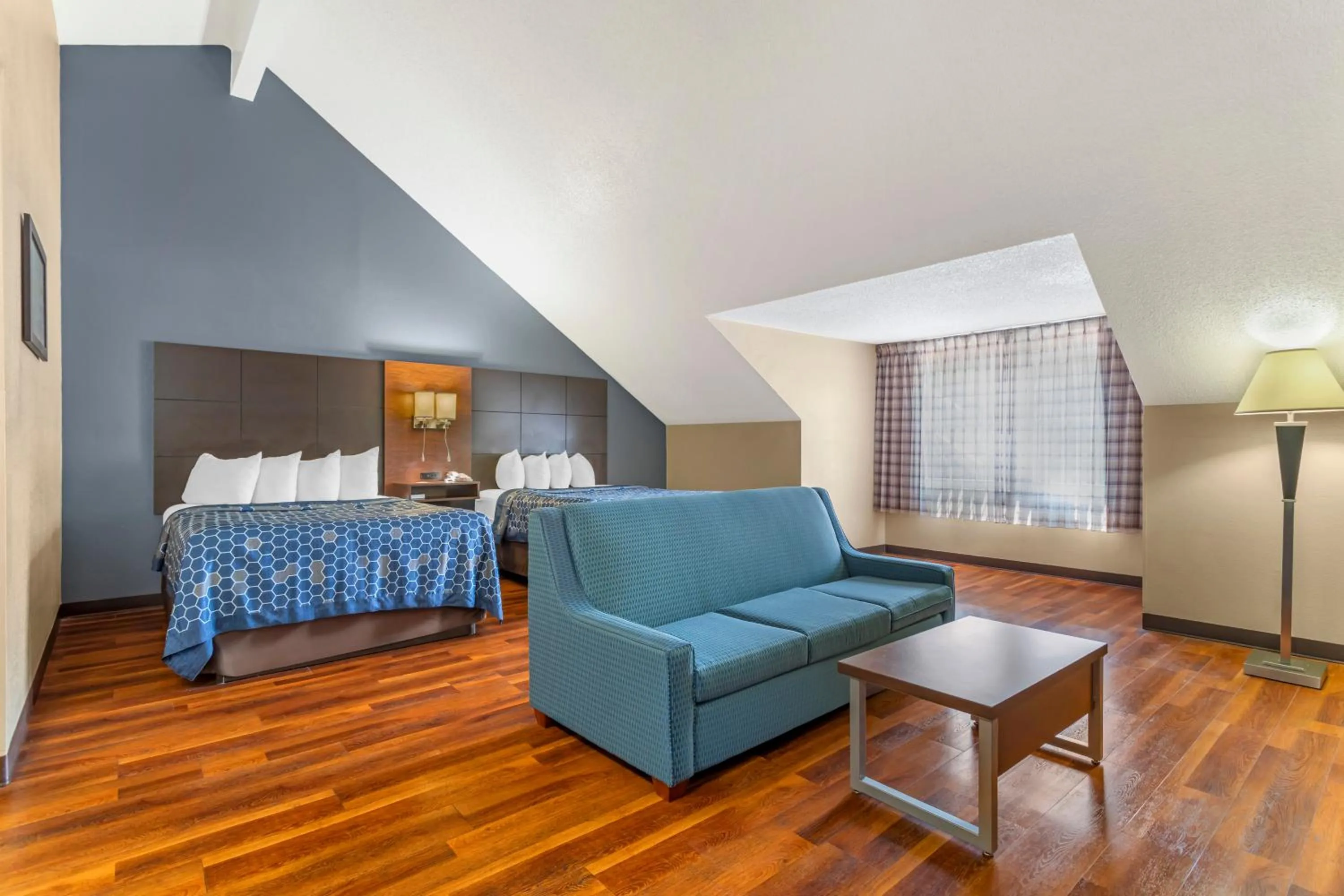 Living room, Bed in Econo Lodge Inn & Suites Gatlinburg at the Convention Center