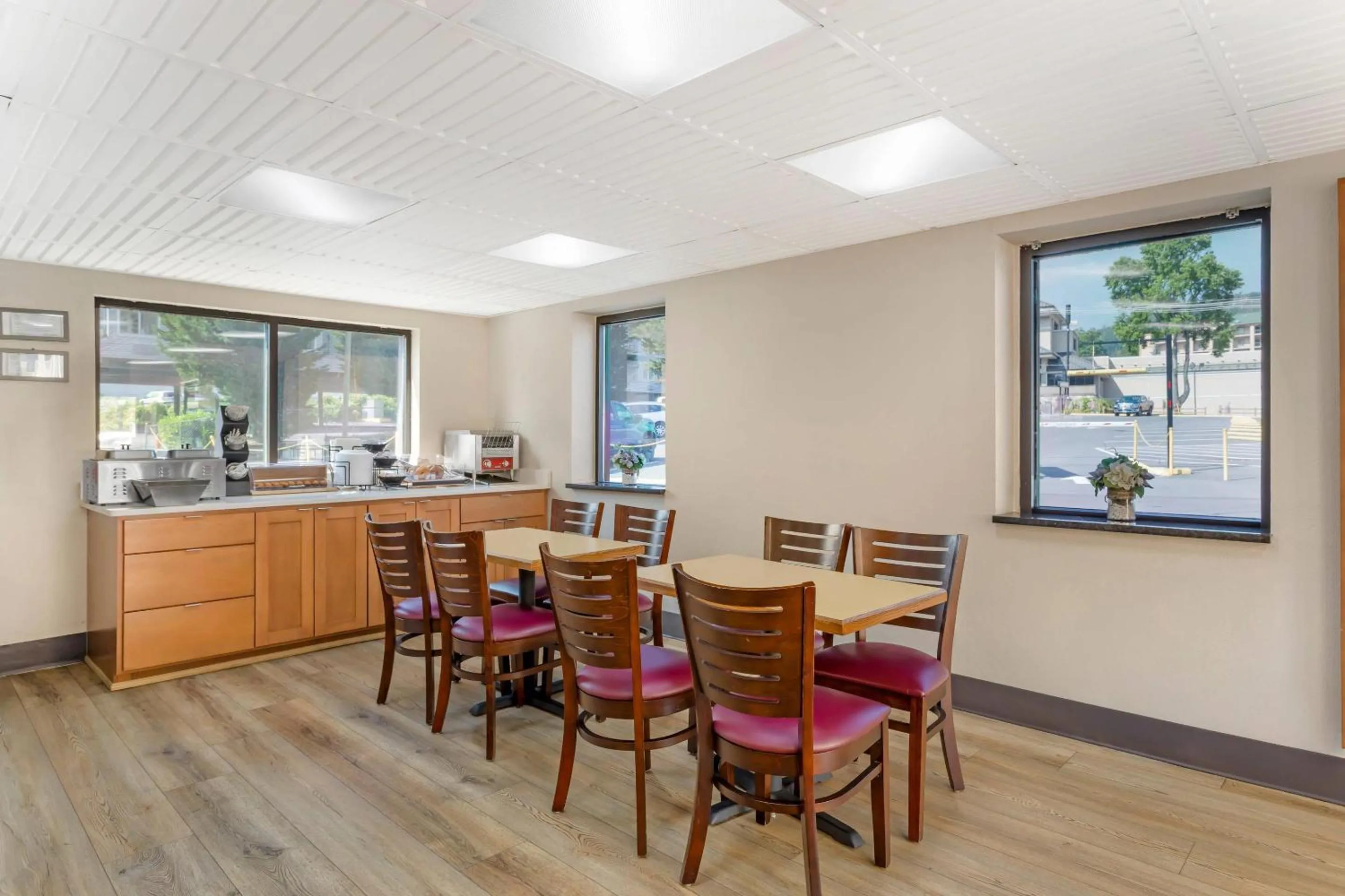 Breakfast in Econo Lodge Inn & Suites Gatlinburg at the Convention Center