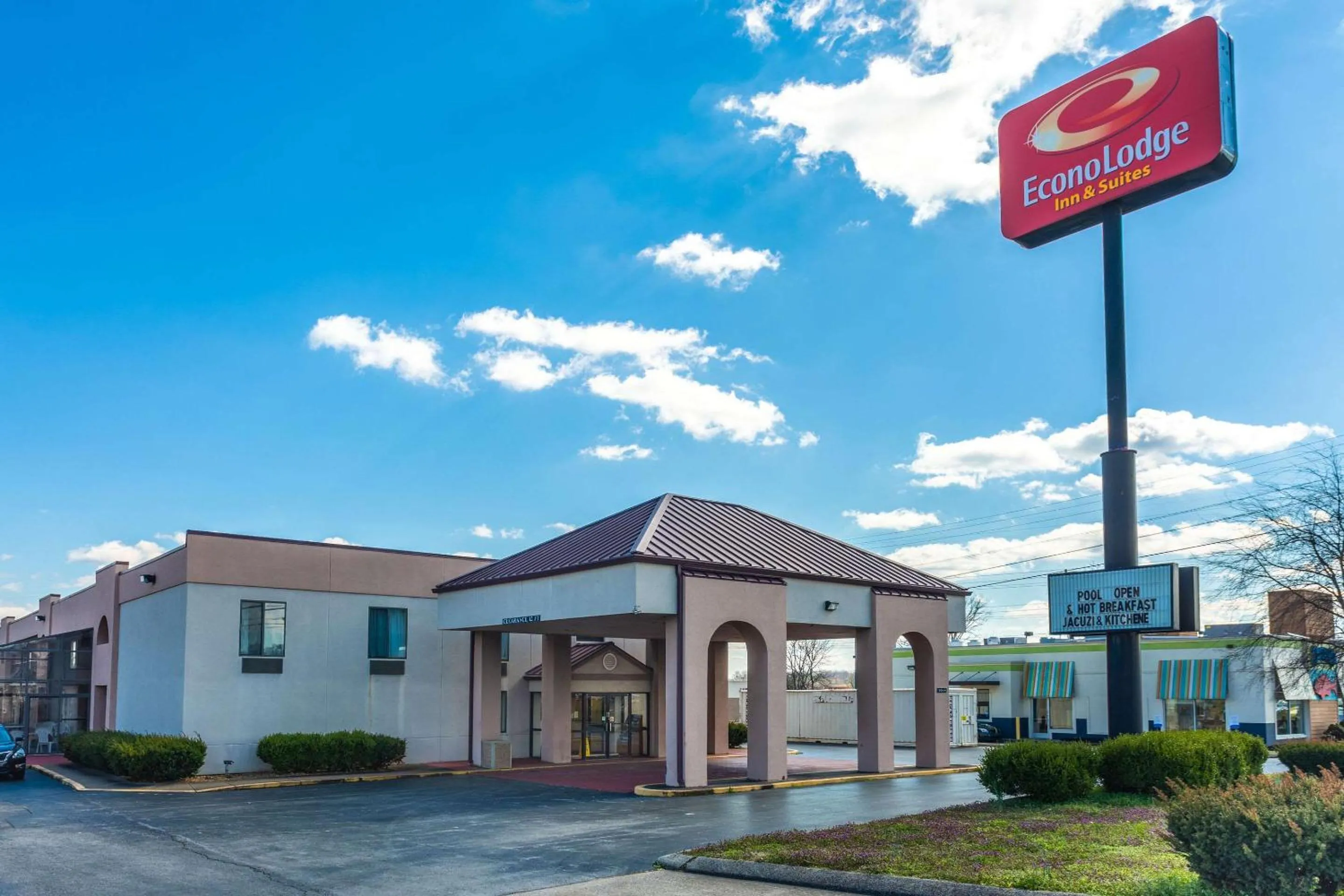 Property building in Econo Lodge & Suites Clarksville near Governors Square Mall