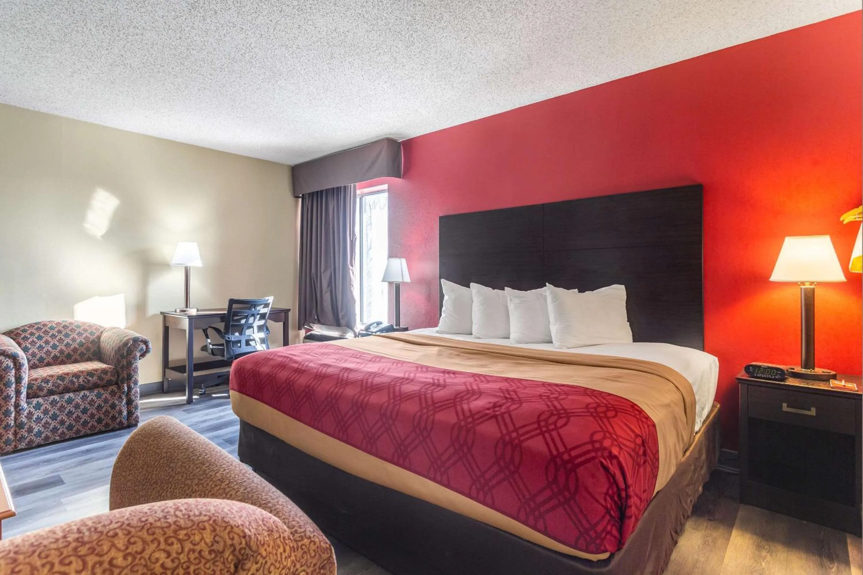 Photo of the whole room, Bed in Econo Lodge & Suites Clarksville near Governors Square Mall