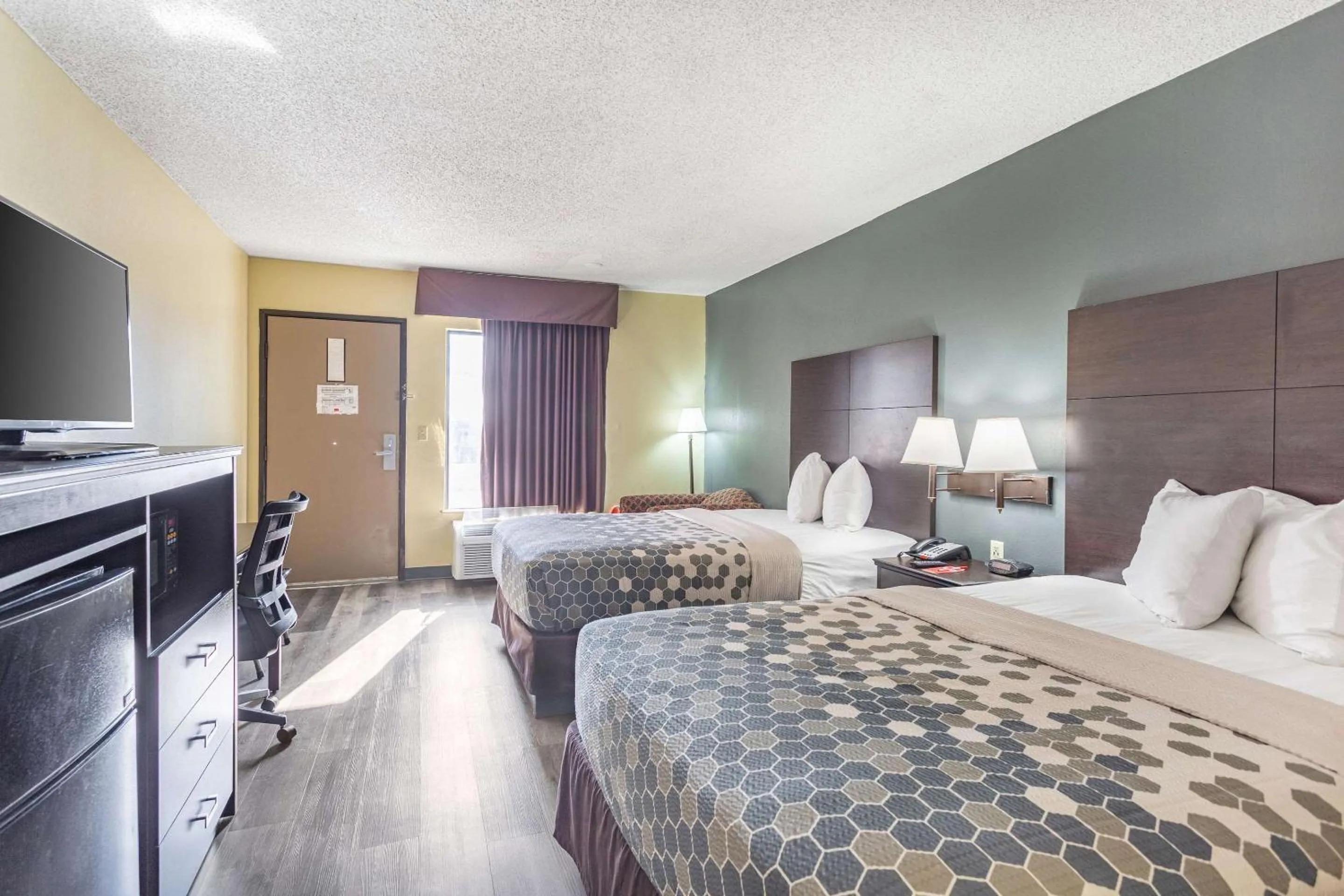 Photo of the whole room, Bed in Econo Lodge & Suites Clarksville near Governors Square Mall