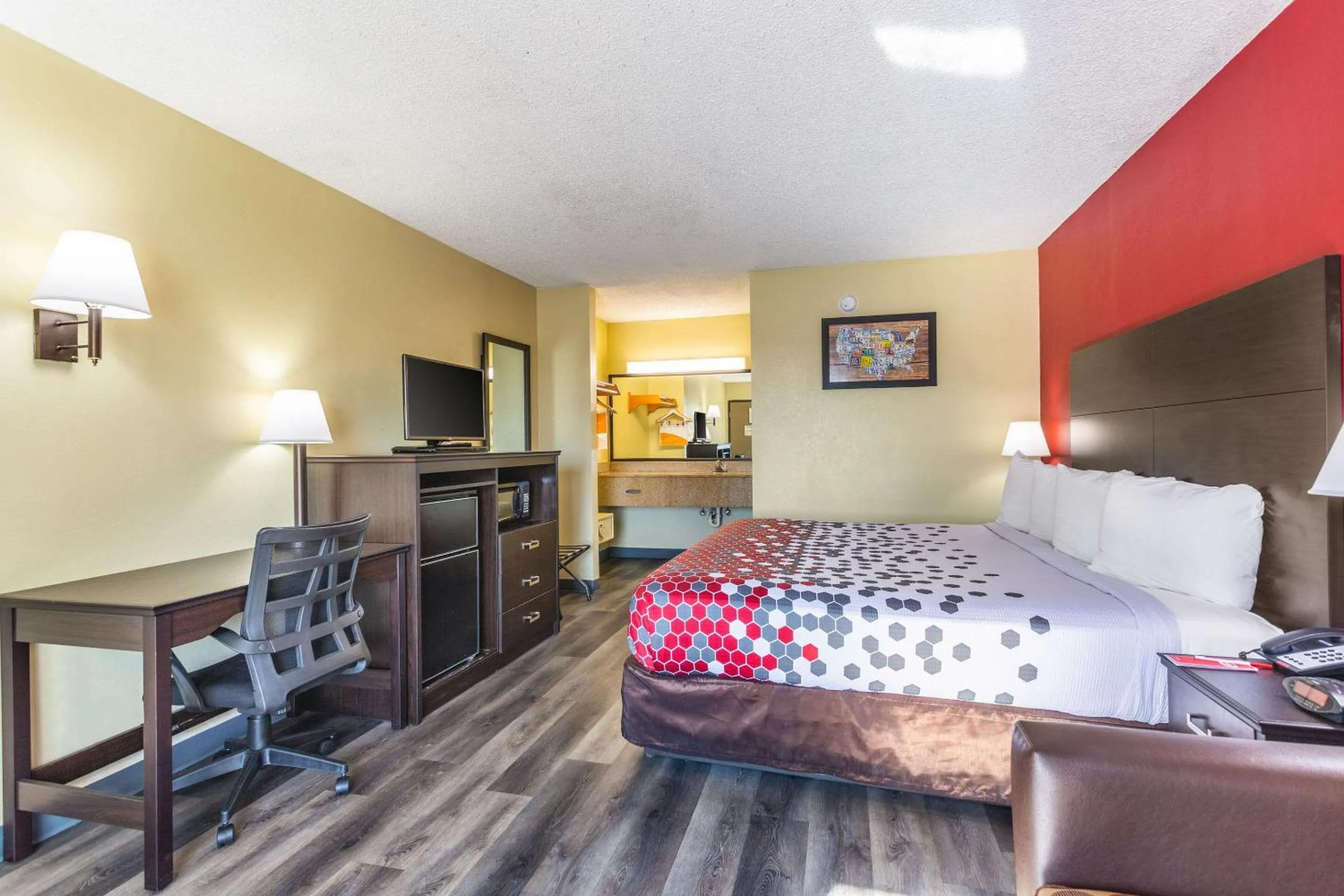 Photo of the whole room, Bed in Econo Lodge & Suites Clarksville near Governors Square Mall