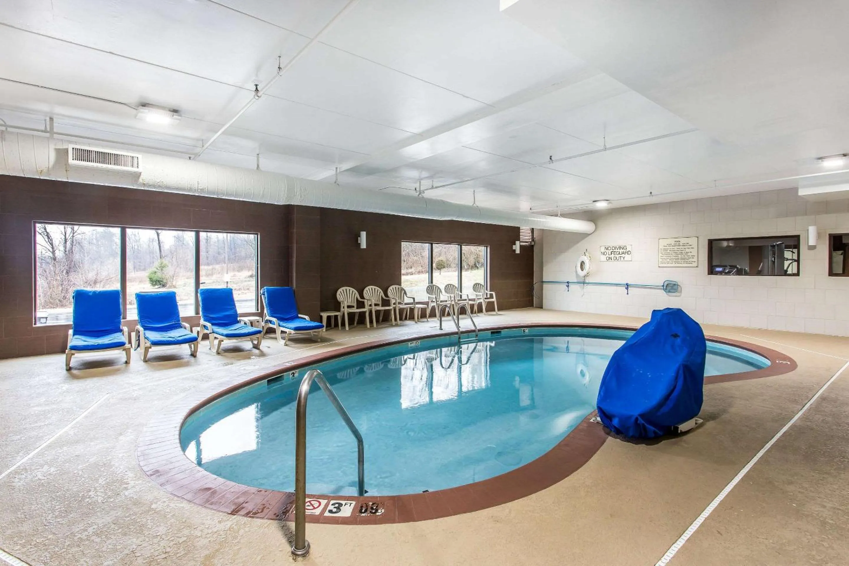 Swimming pool in Comfort Inn & Suites Cookeville