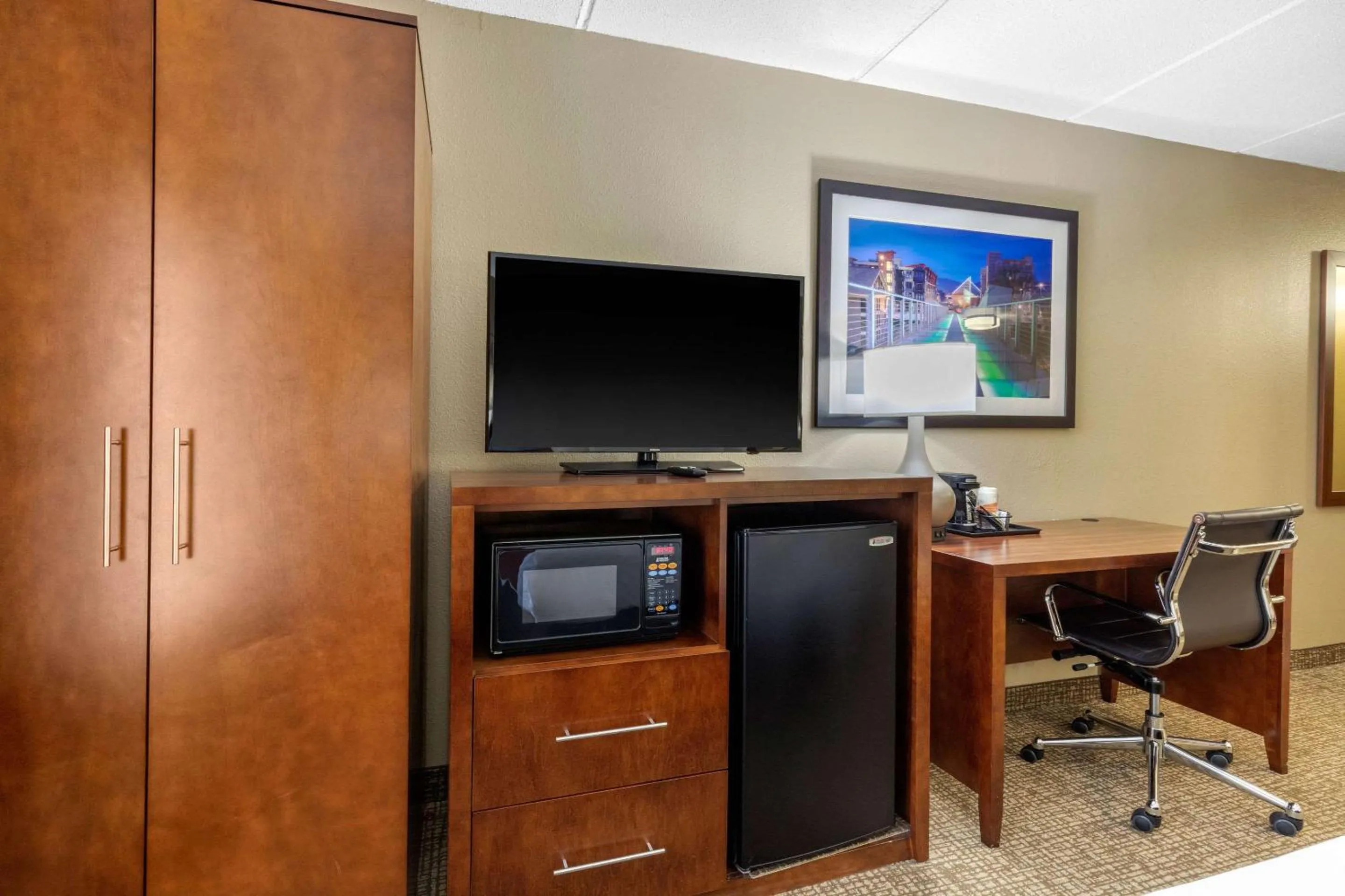 Photo of the whole room in Comfort Inn & Suites Hamilton Place