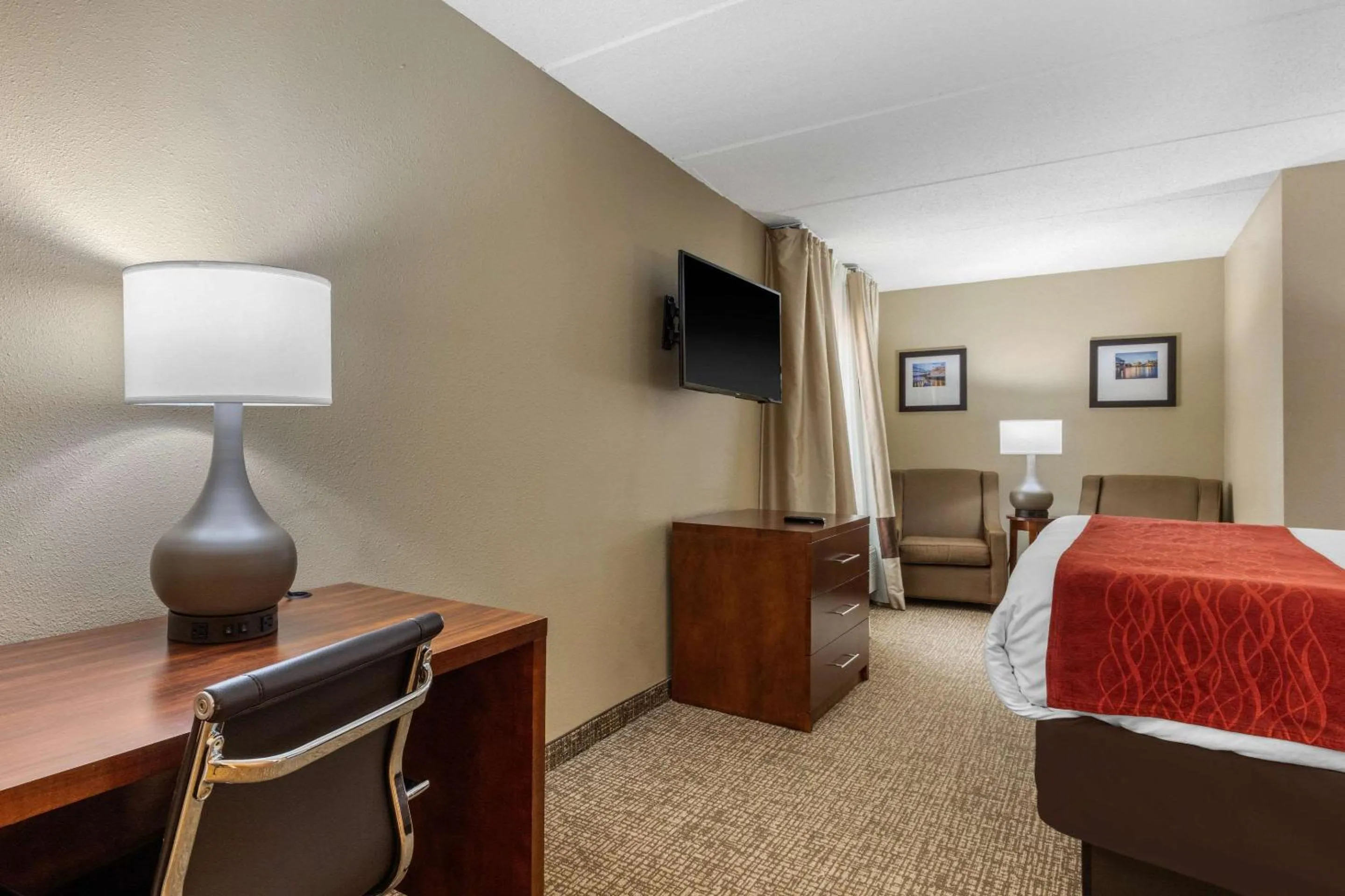 Photo of the whole room, Bed in Comfort Inn & Suites Hamilton Place