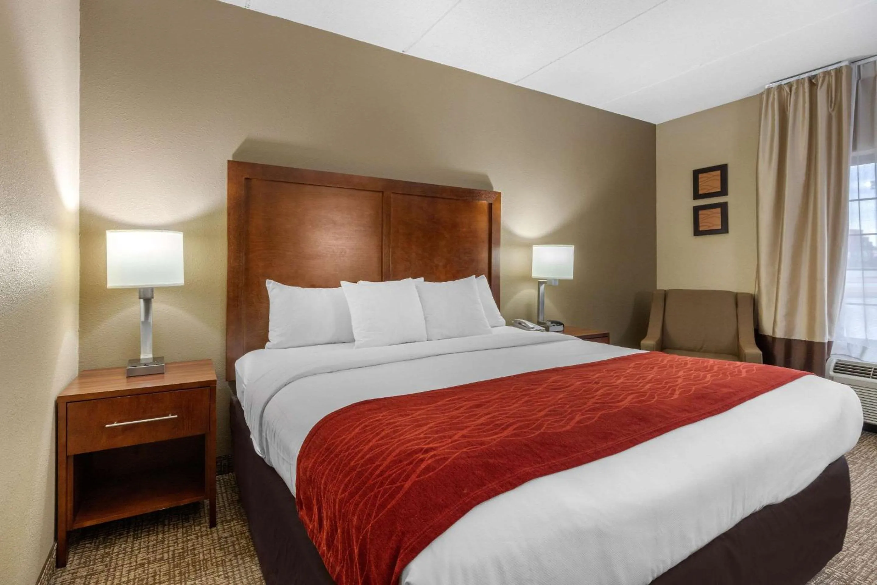 Photo of the whole room, Bed in Comfort Inn & Suites Hamilton Place