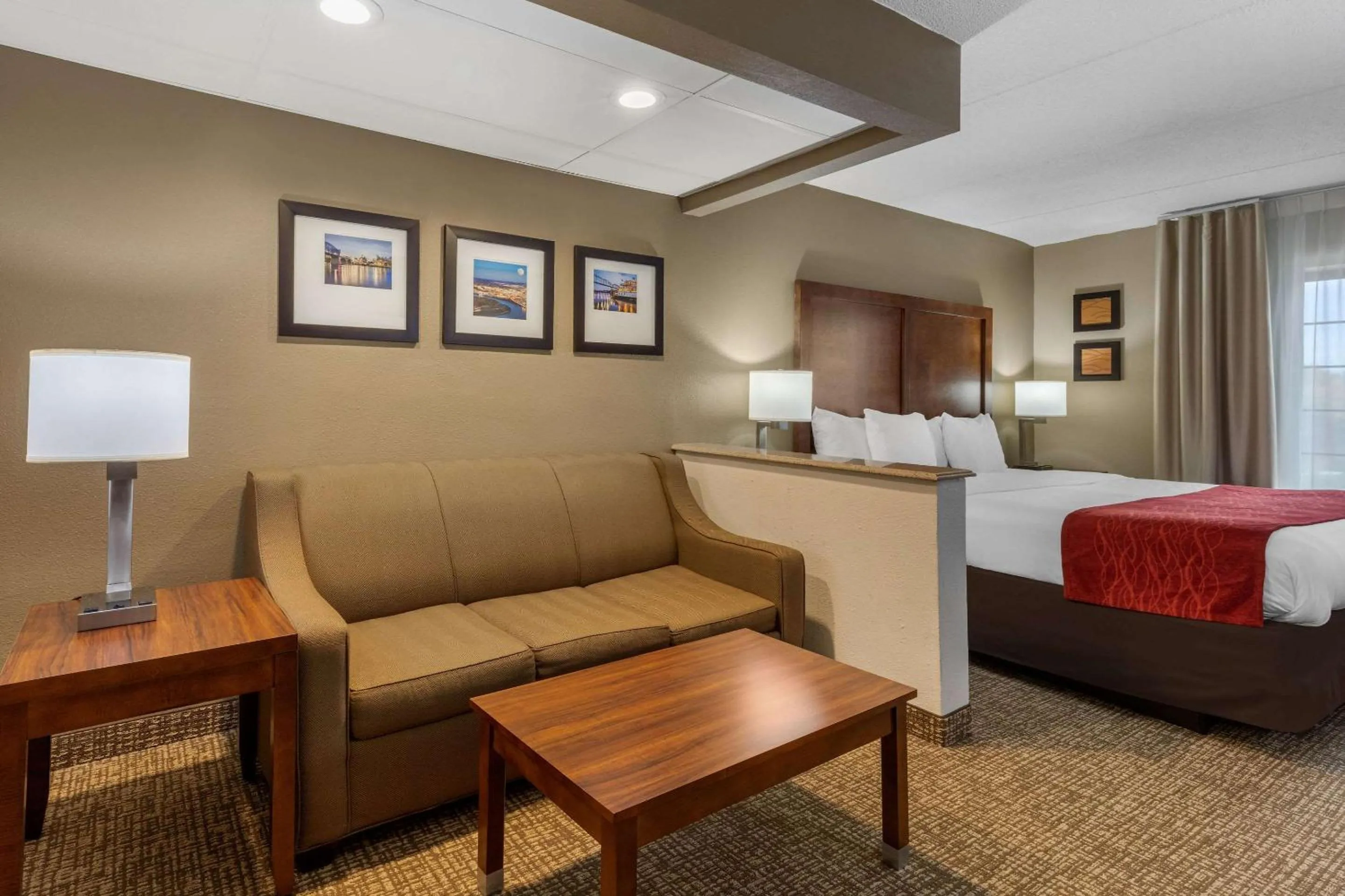 Photo of the whole room, Bed in Comfort Inn & Suites Hamilton Place