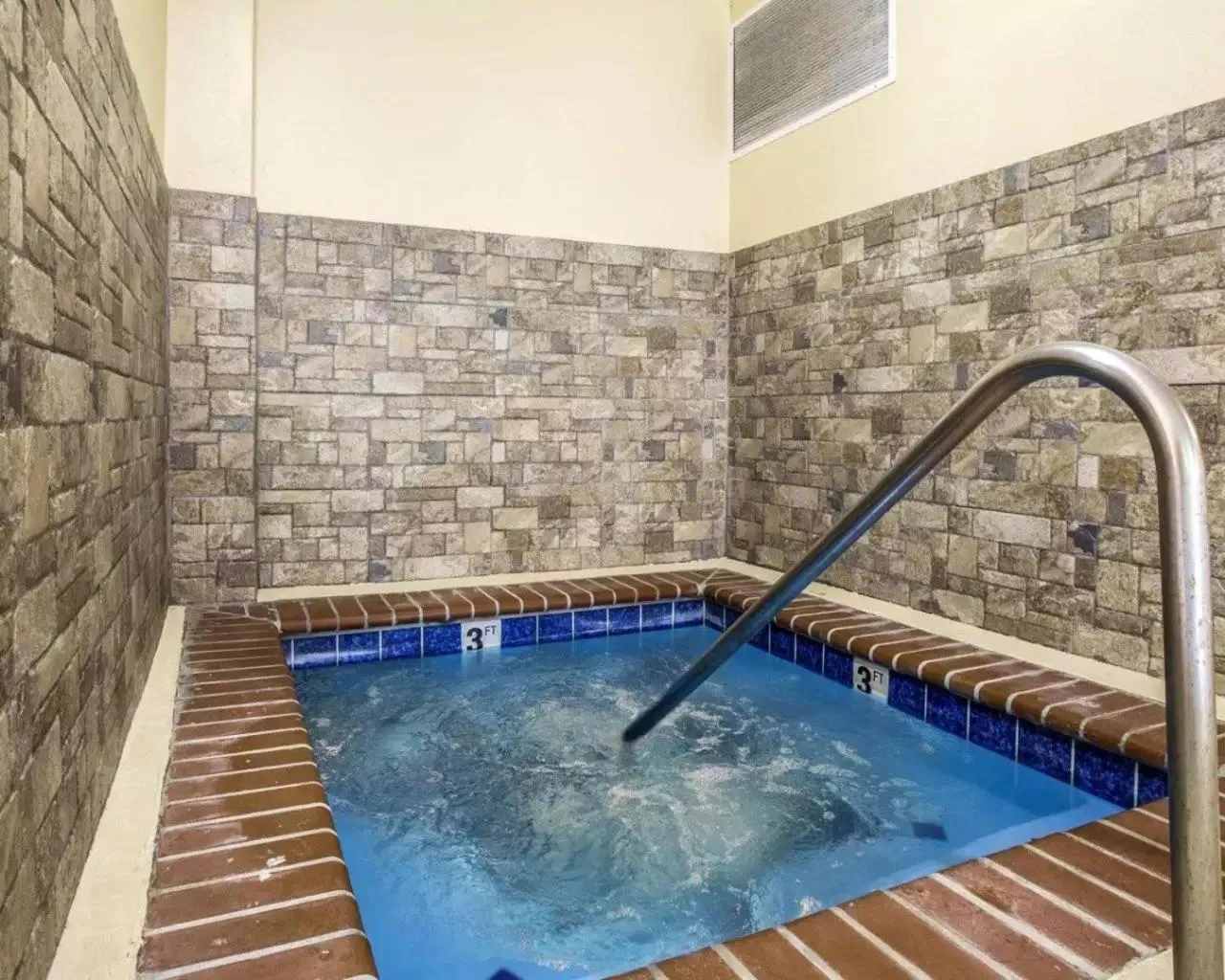 Hot Tub in Comfort Inn & Suites Rogersville