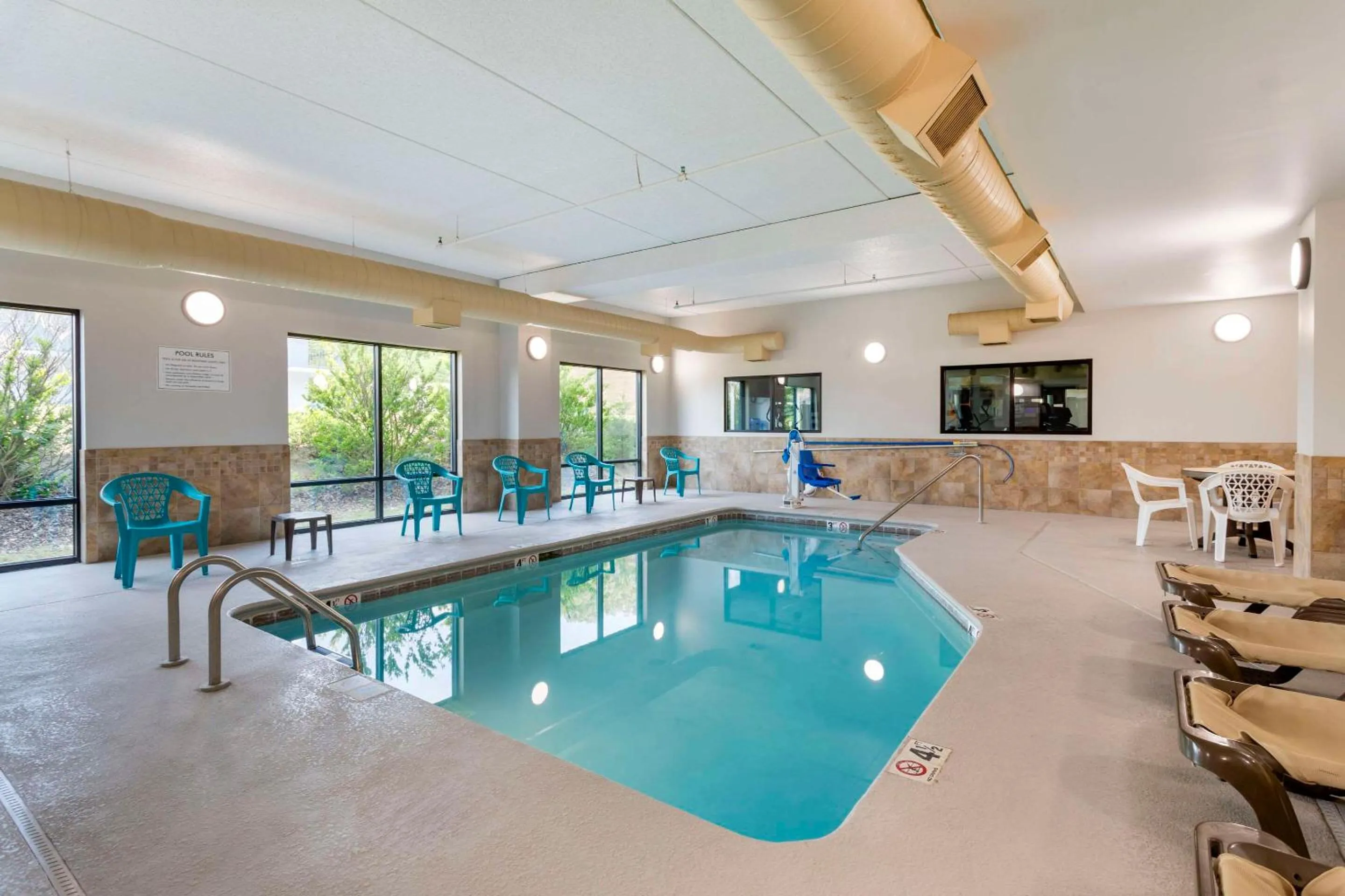 Swimming pool in Comfort Suites Kodak Sevierville