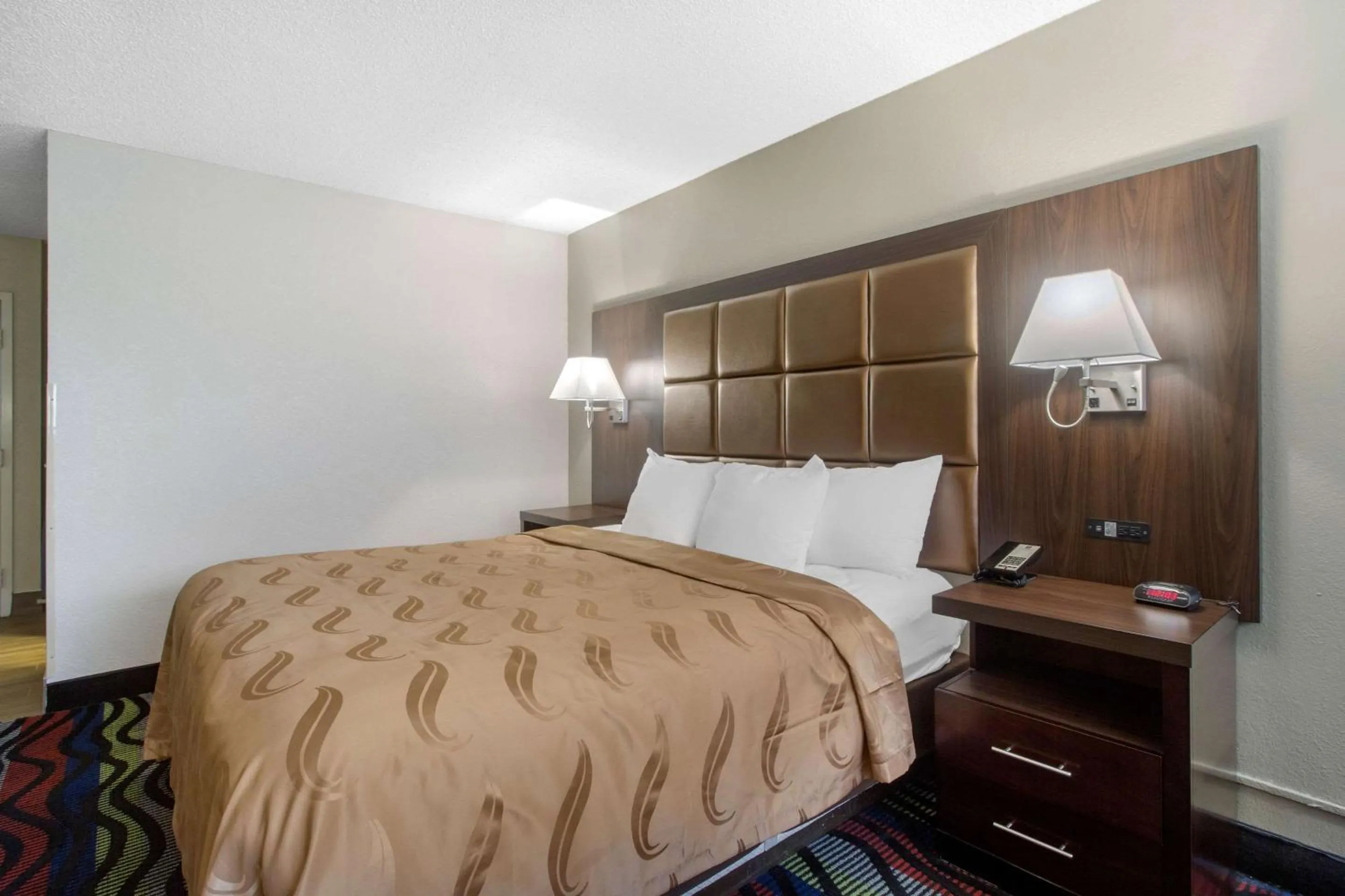 Photo of the whole room, Bed in Quality Inn Cookeville