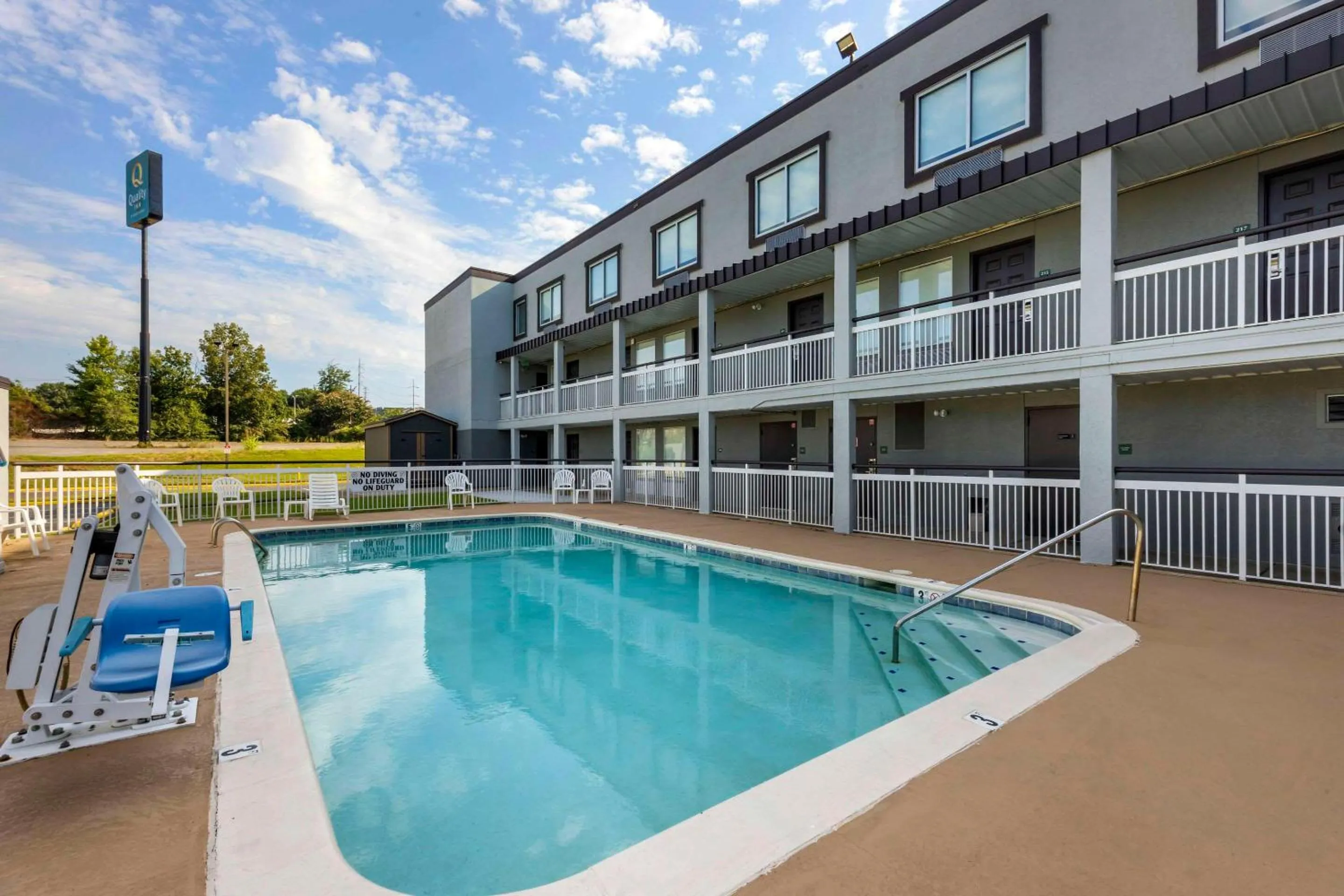 Swimming pool in Quality Inn Jackson Northwest