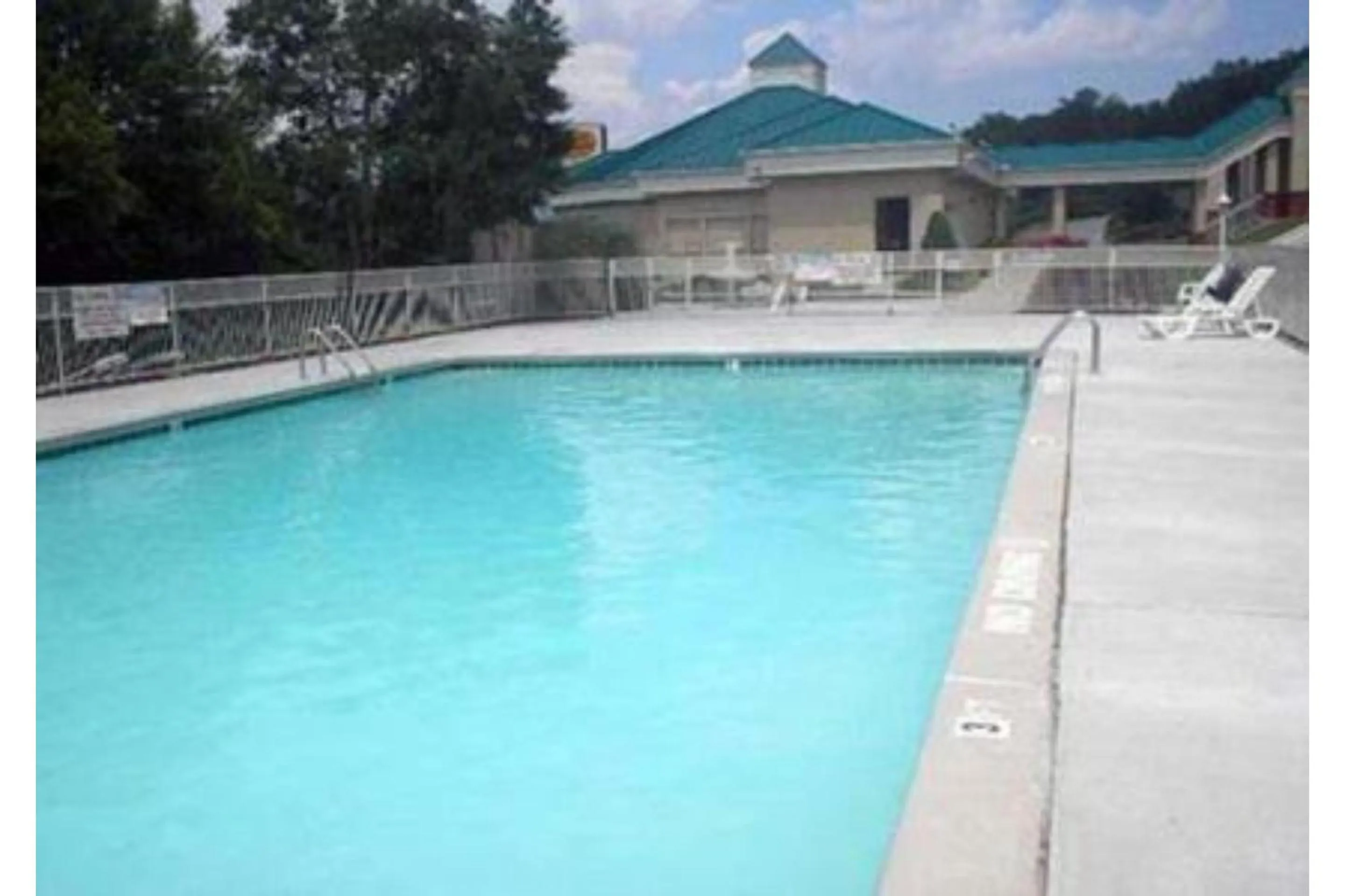 Swimming pool in Quality Inn