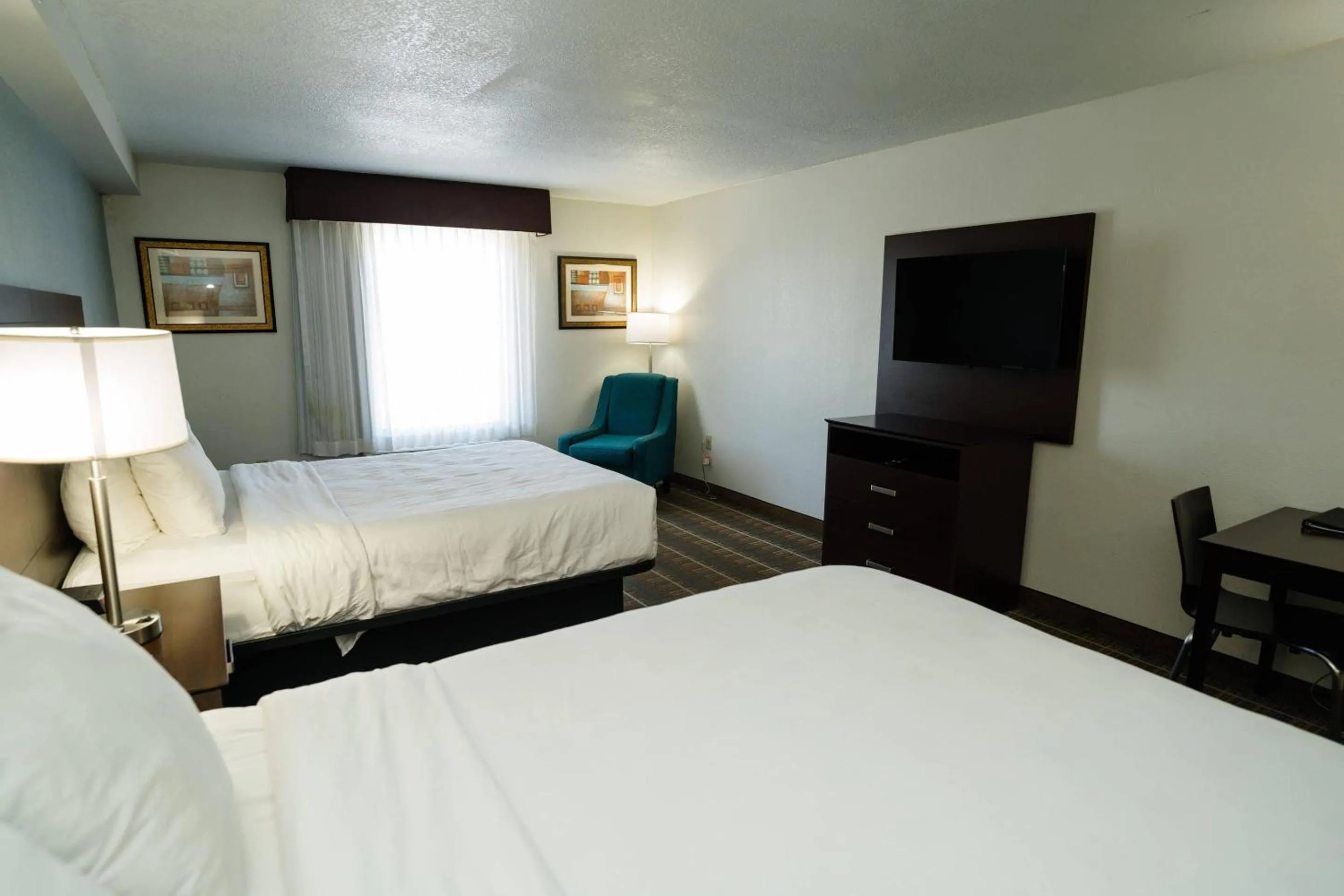 Bedroom, Bed in MainStay Suites Knoxville North I-75
