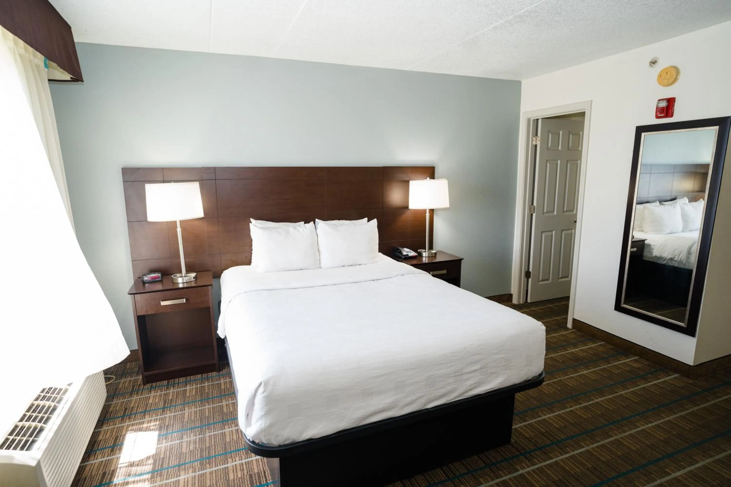 Bedroom, Bed in MainStay Suites Knoxville North I-75
