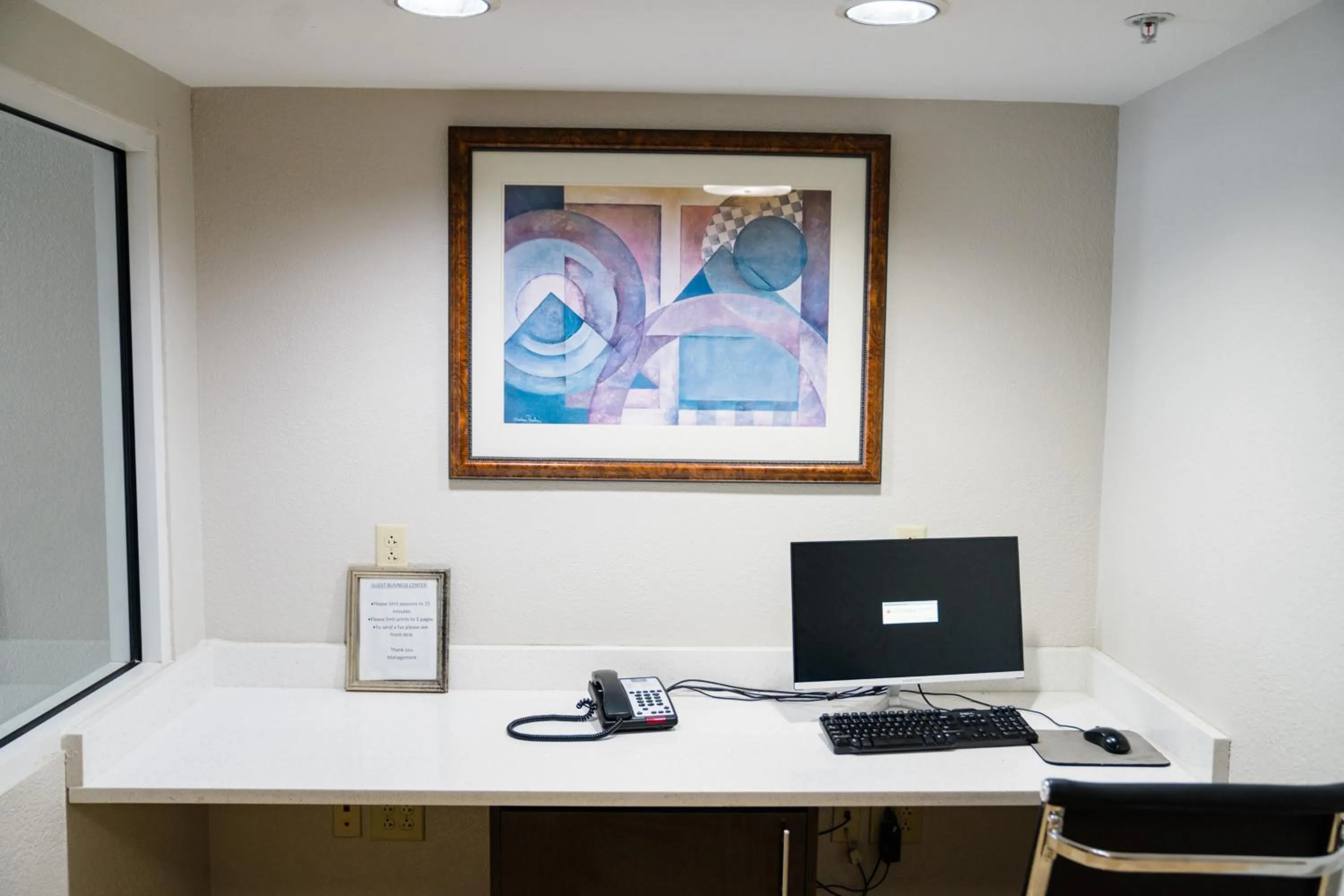 TV and multimedia in MainStay Suites Knoxville North I-75