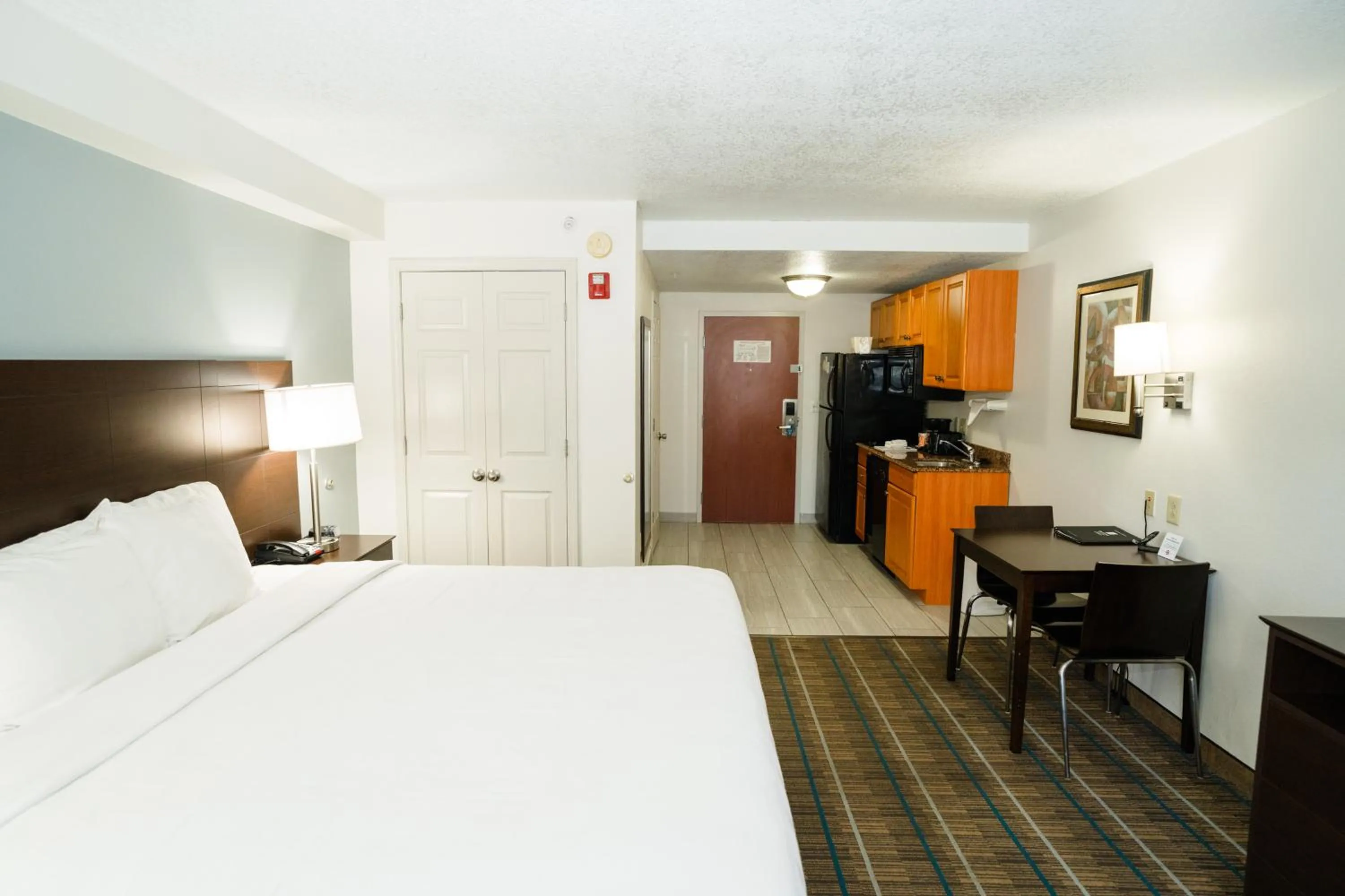 Photo of the whole room, Bed in MainStay Suites Knoxville North I-75