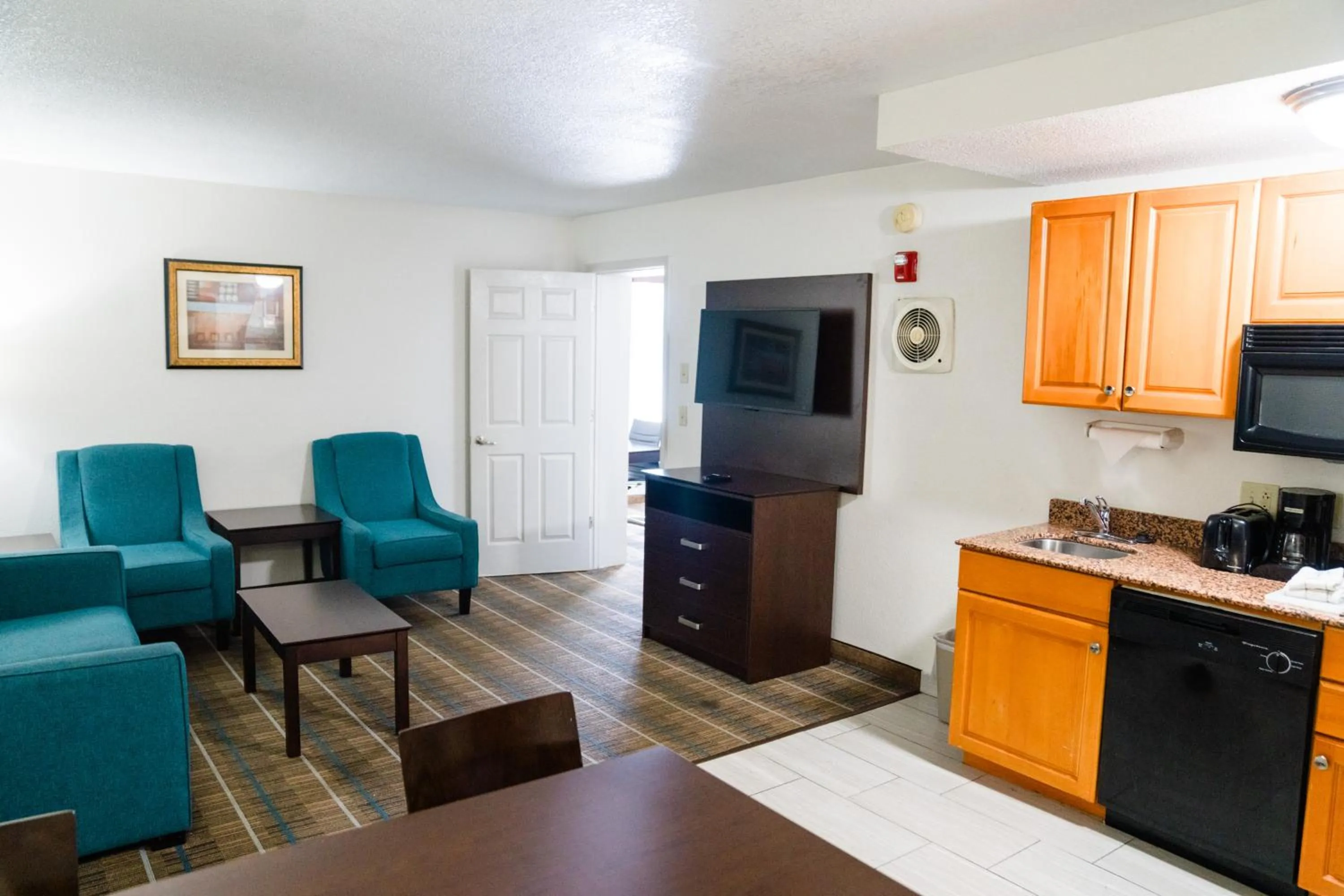 Living room in MainStay Suites Knoxville North I-75