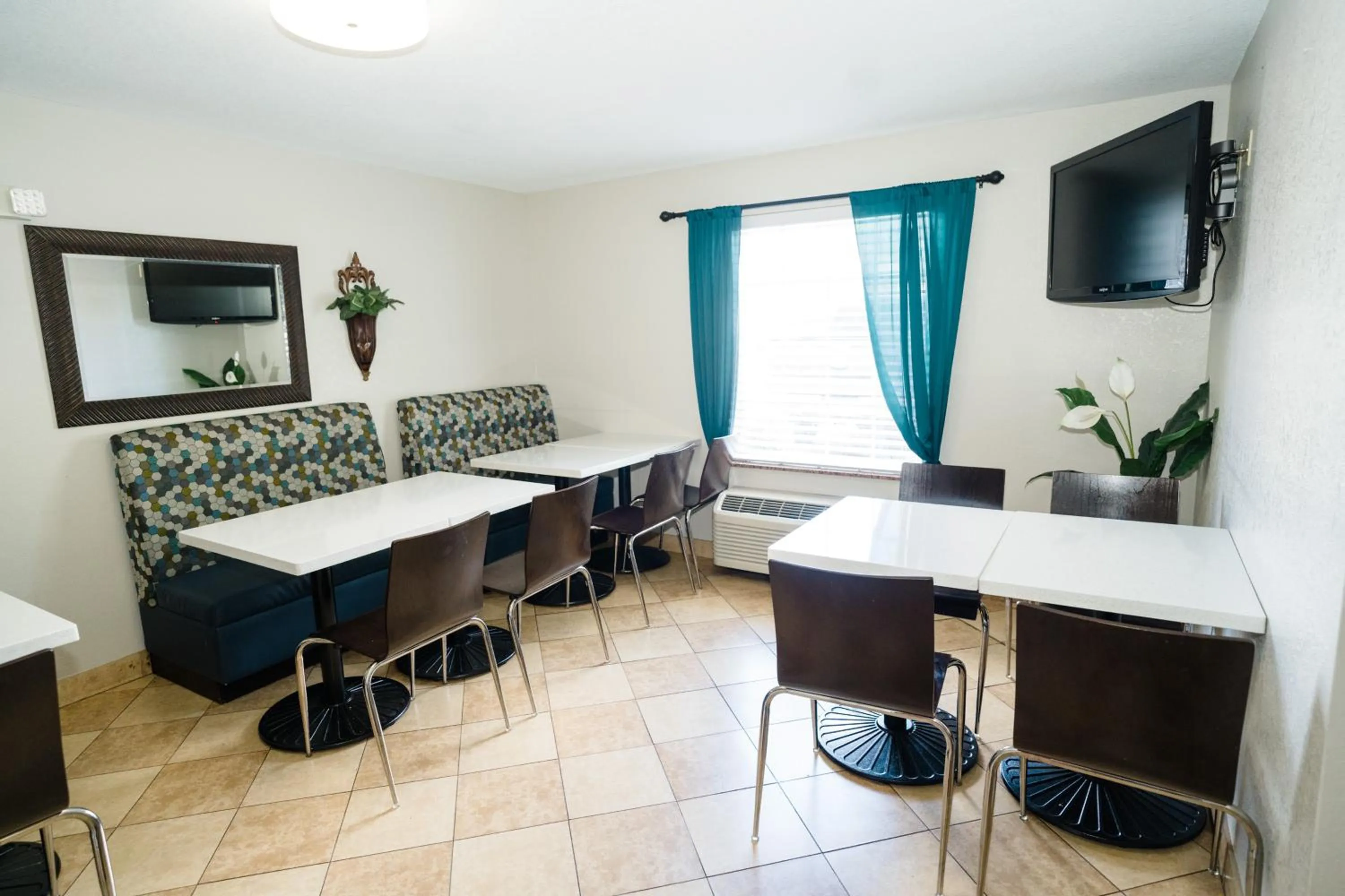 Seating area in MainStay Suites Knoxville North I-75