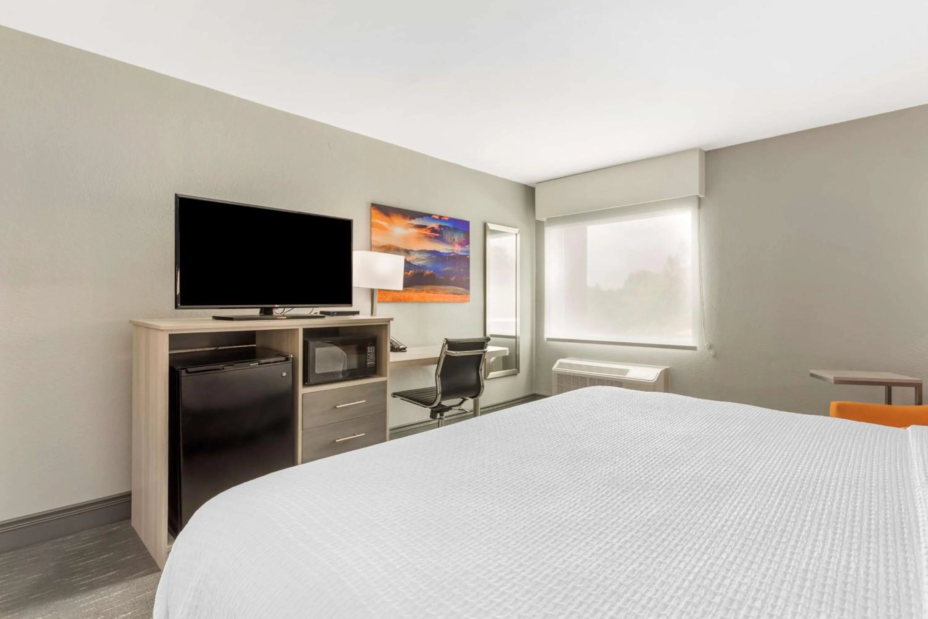 Bedroom, Bed in Best Western Plus Cleveland Inn & Suites