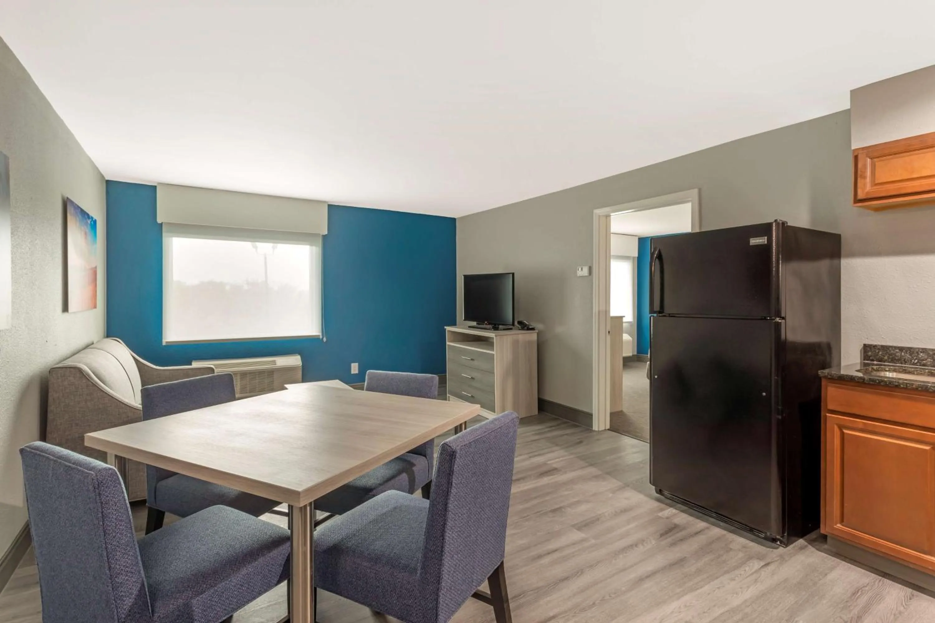 Kitchen or kitchenette in Best Western Plus Cleveland Inn & Suites