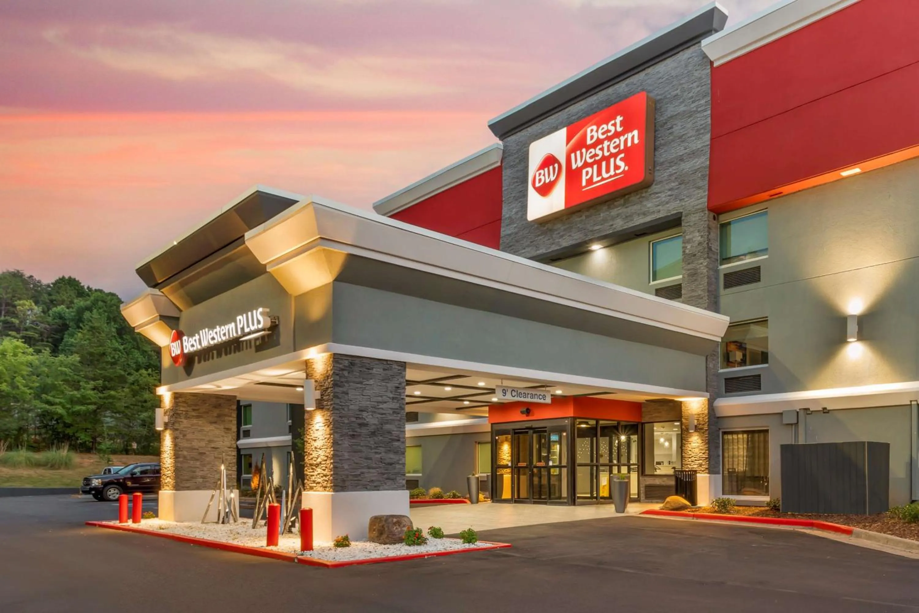 Property building in Best Western Plus Cleveland Inn & Suites